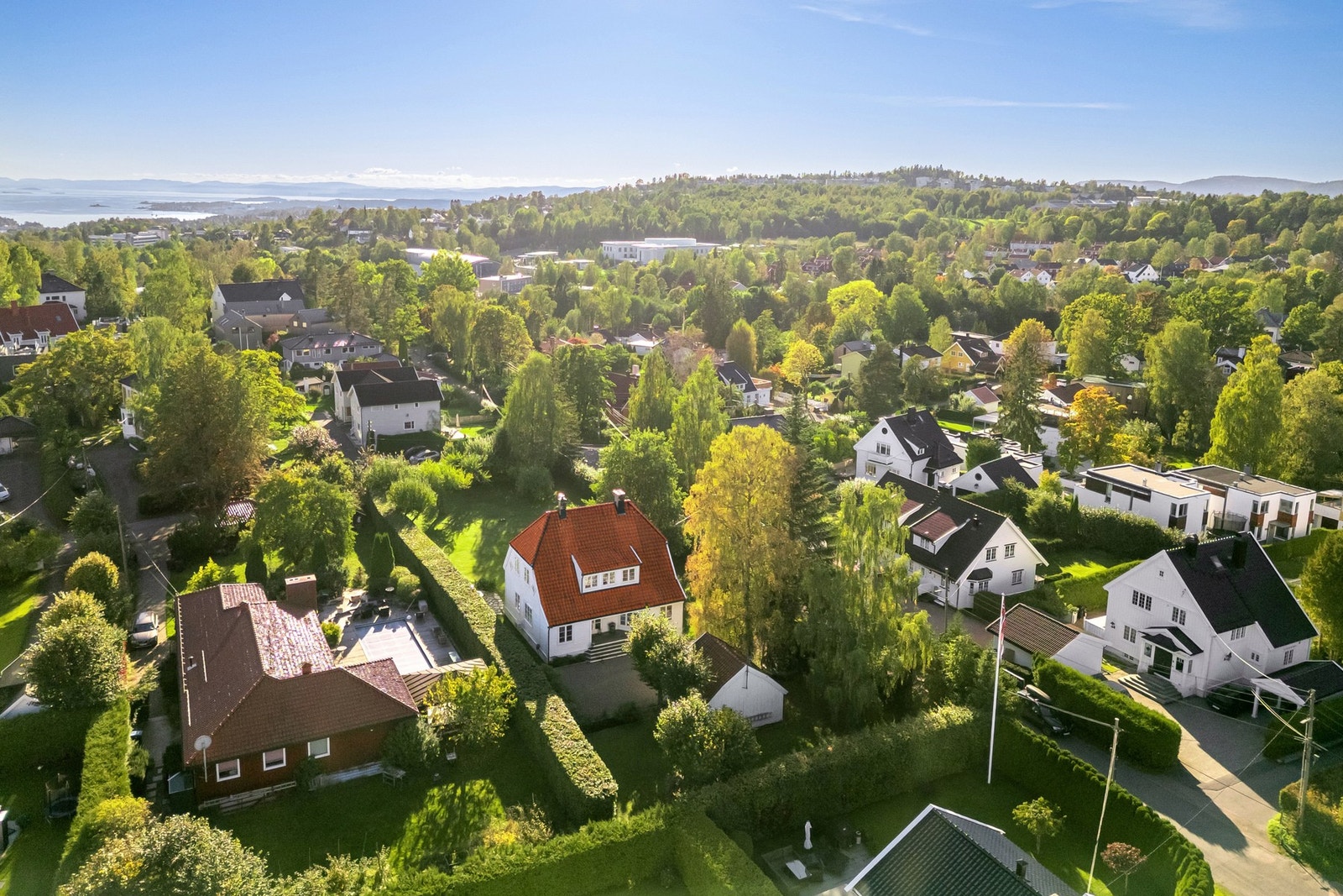Her bor du i rolige og familievennlige omgivelser med gode solforhold gjennom dagen. Galleribilde