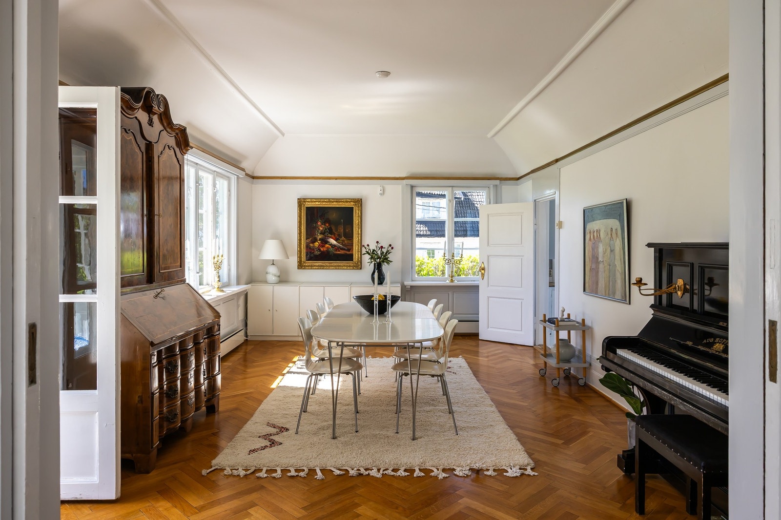 Spisestuen med originalt parkettgulv. Galleribilde