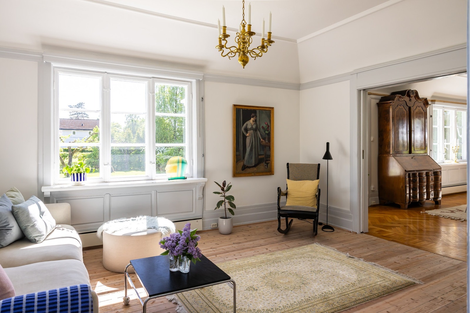 God plass til sofagruppe med tilhørende møblement. Galleribilde