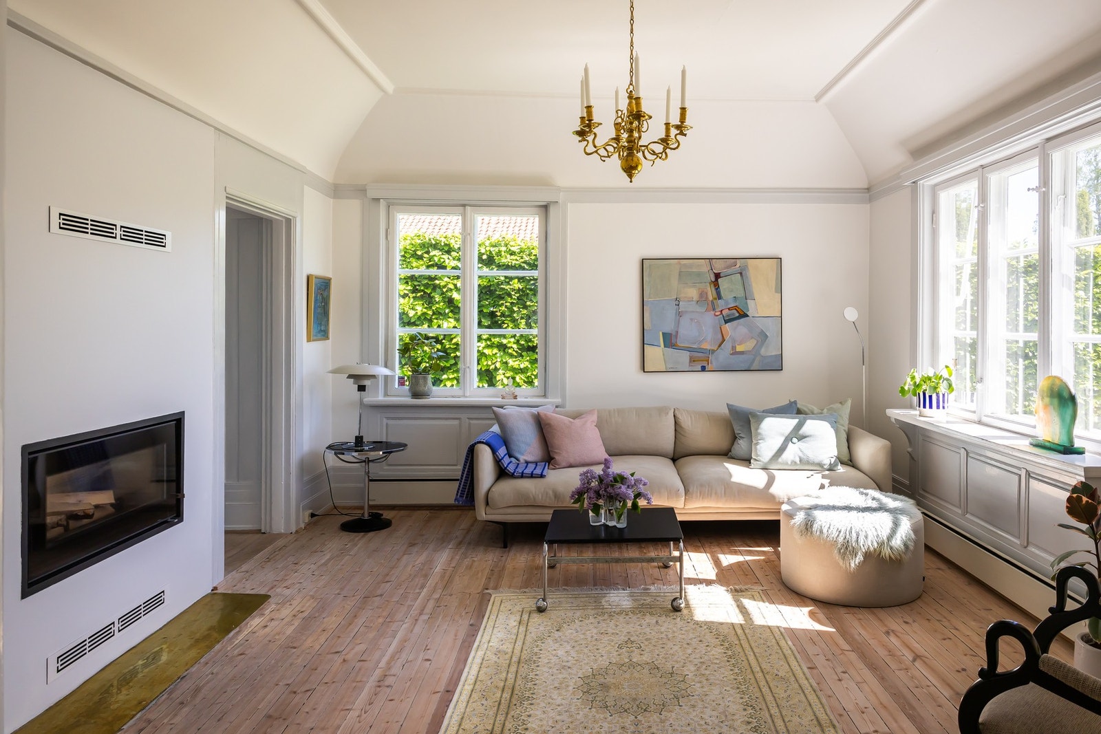 Lys stue med store vindusflater som slipper rikelig inn med dagslys. Galleribilde