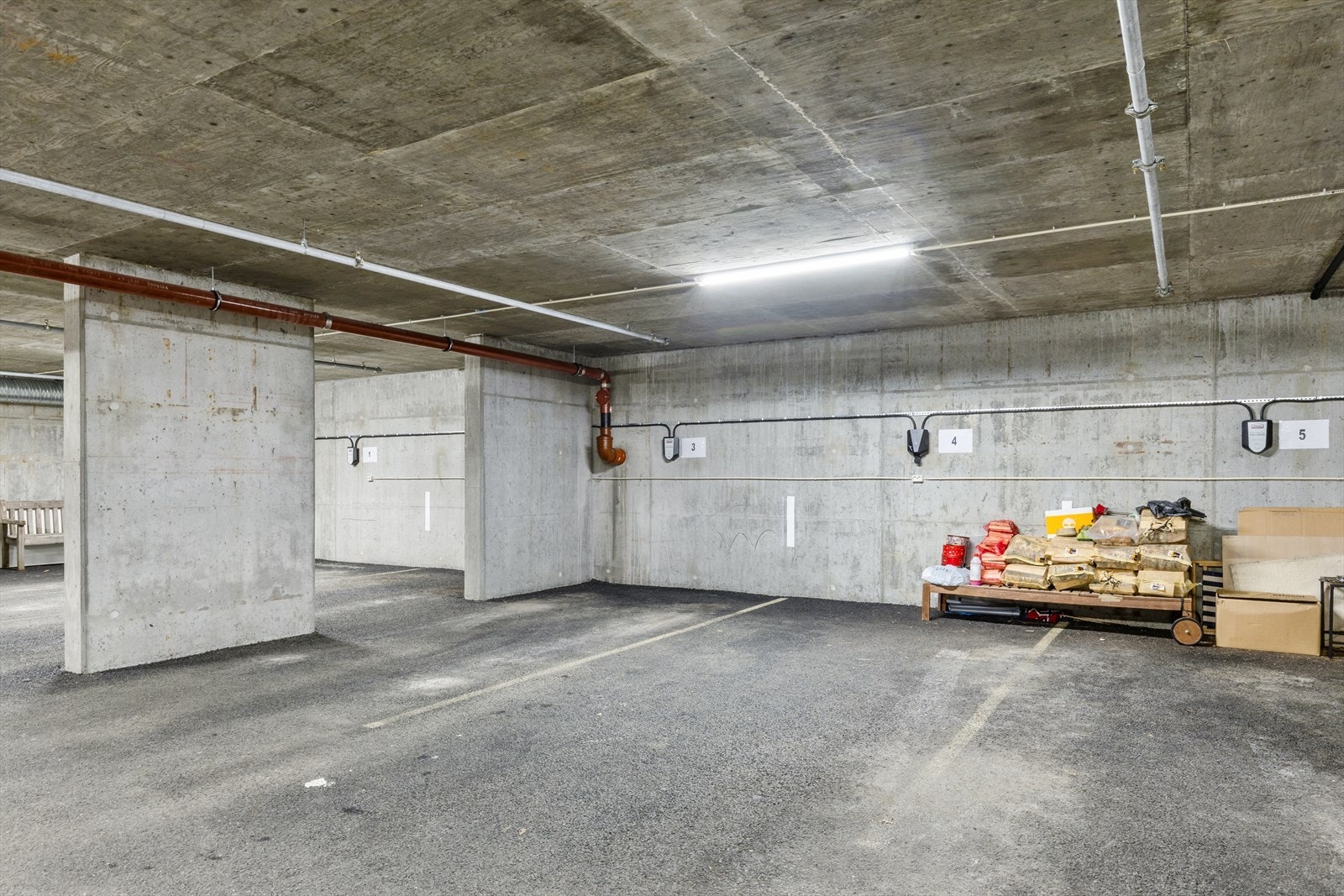 Parkering i kjeller med EL-bil lader. Galleribilde
