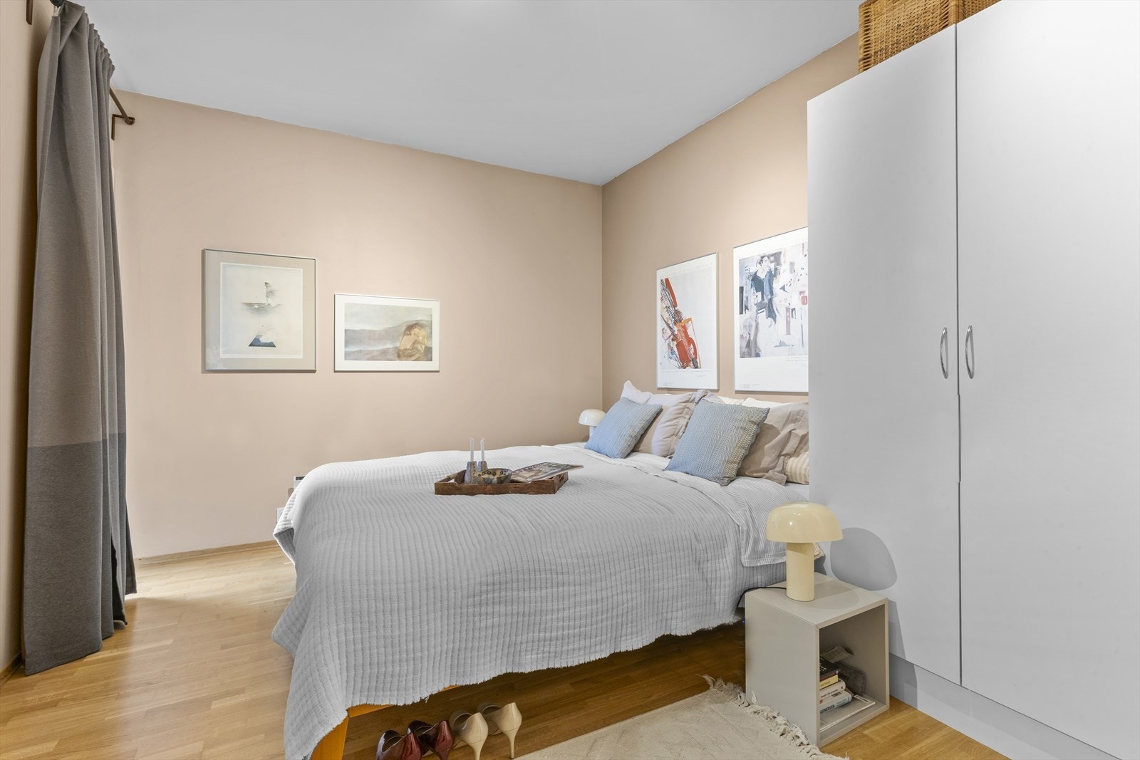 God plass til dobbeltseng og garderobe - Harmoniske farger og et gjennomført utrykk. Galleribilde