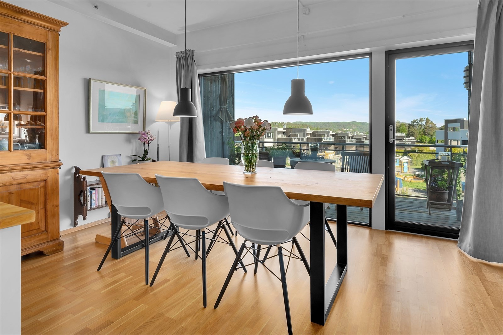 Fra stuen er det utgang til en hyggelig balkong med ettermiddagssol Galleribilde