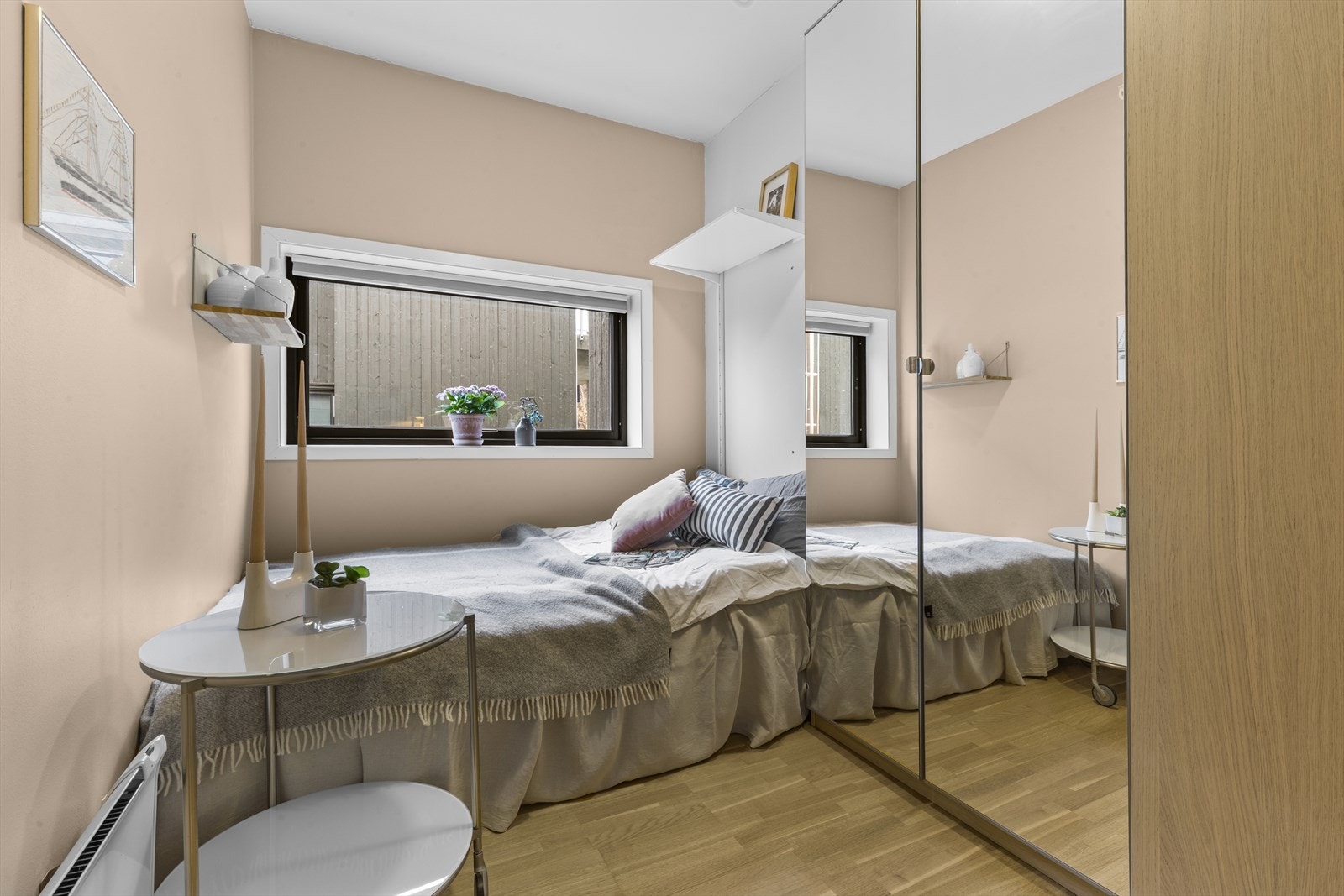 Soverom 2 | Romslig med god plass til skap for lagring og oppbevaring. Galleribilde
