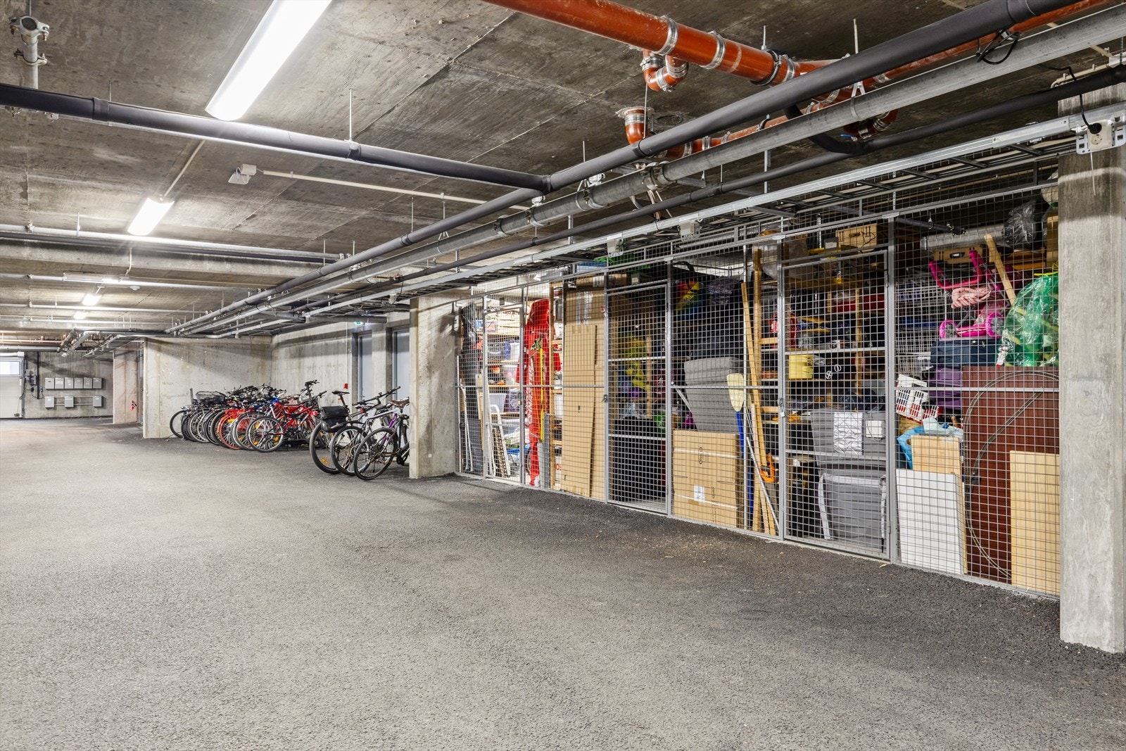 Bod i parkerings kjeller. Galleribilde