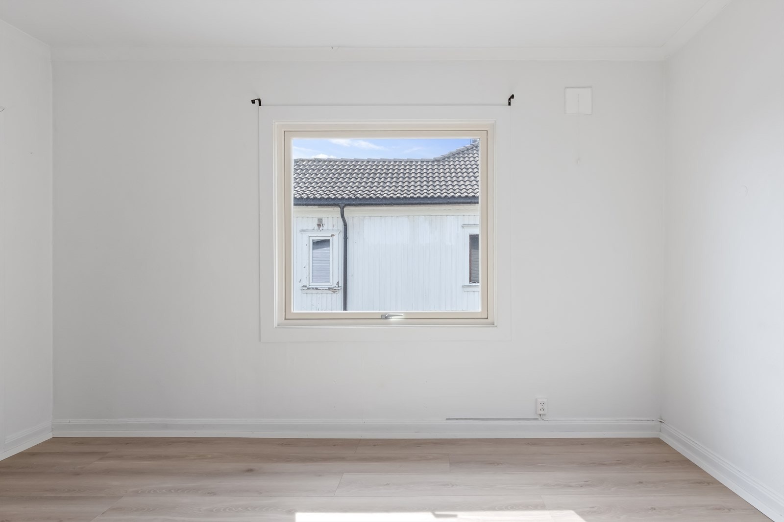 Soverommene har malte overflater og laminatgulv. Galleribilde