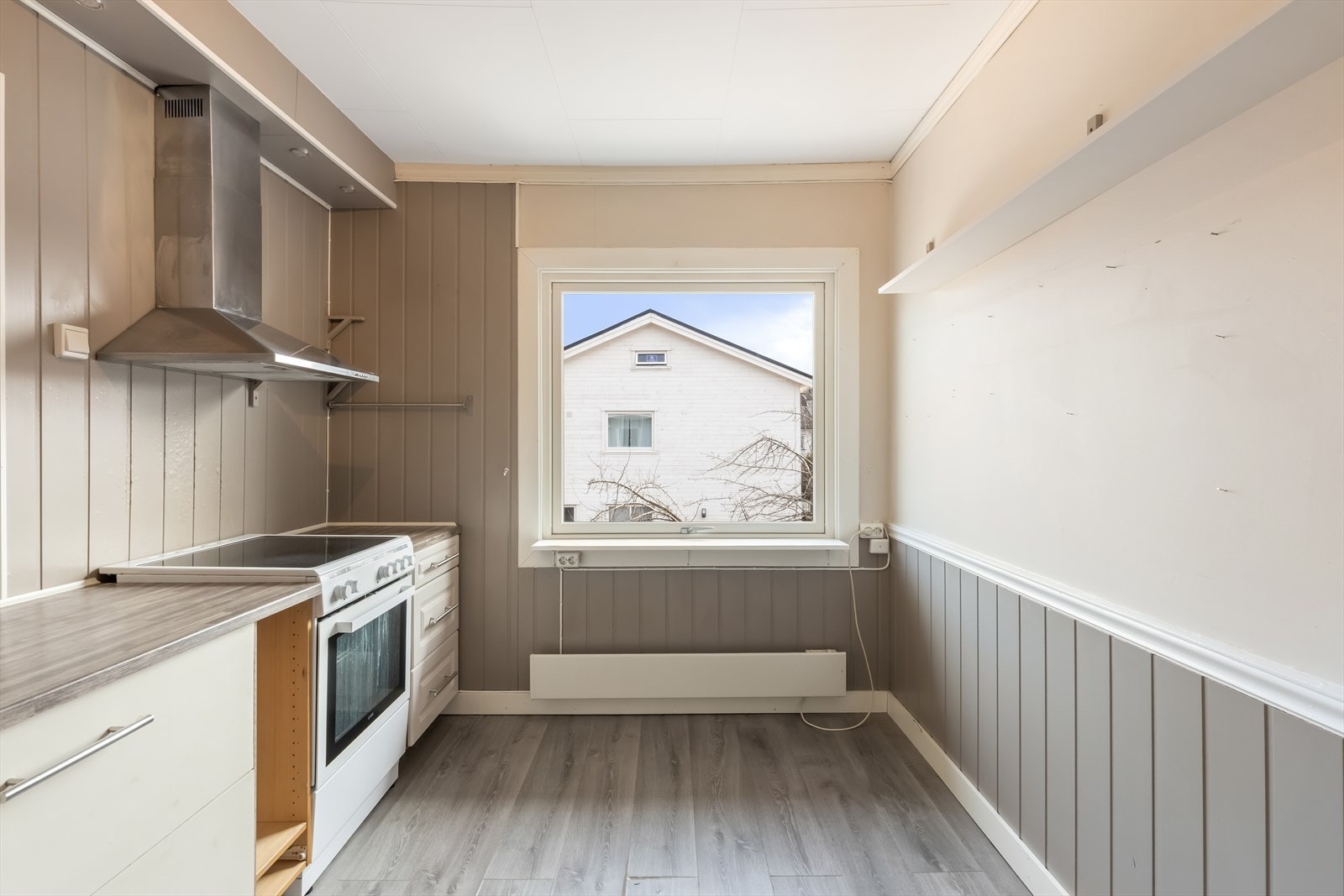 Kjøkkenet har laminat på gulvet og panel på veggene. Galleribilde