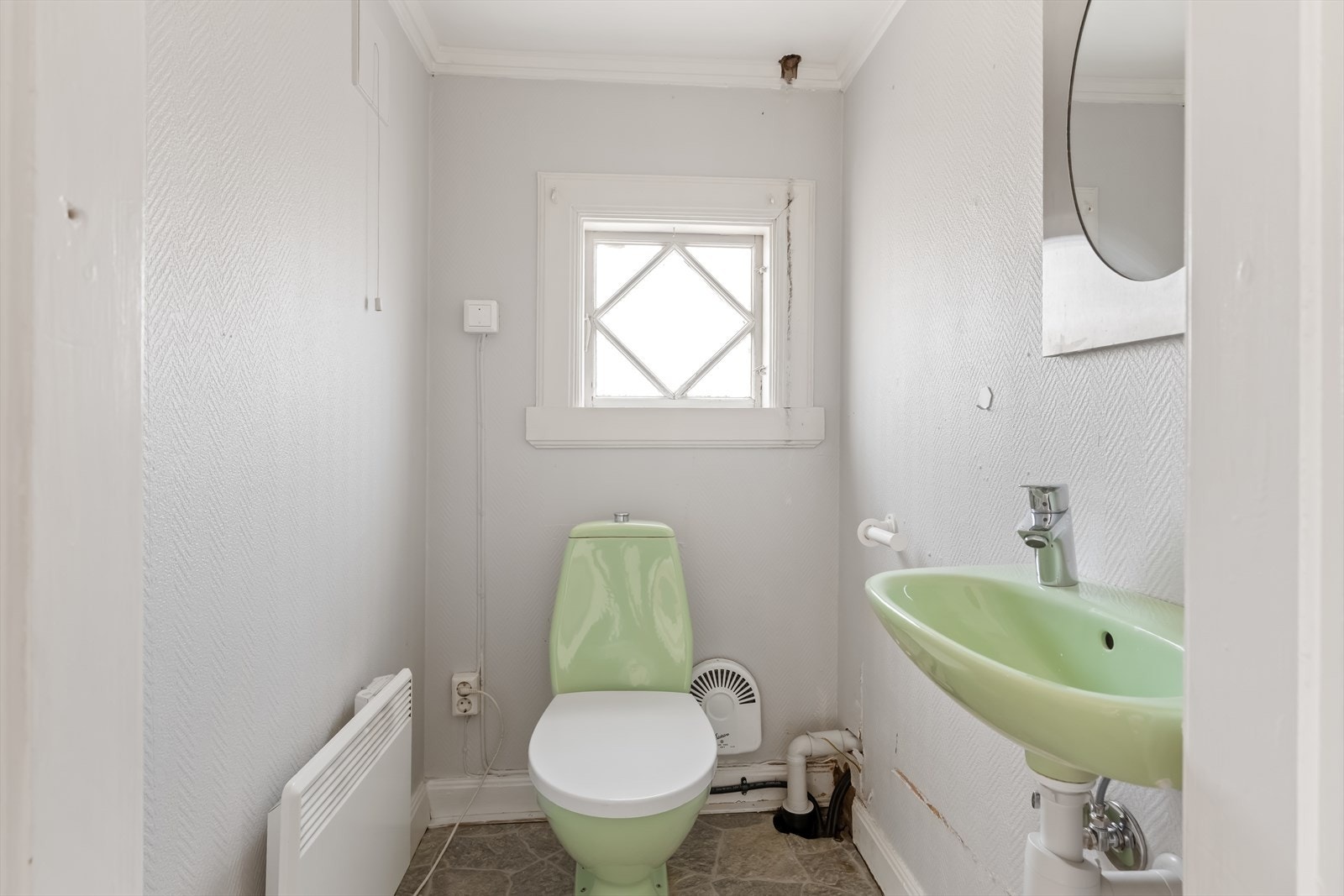 I tillegg til badet har etasjen et separat WC-rom med toalett og servant. Galleribilde