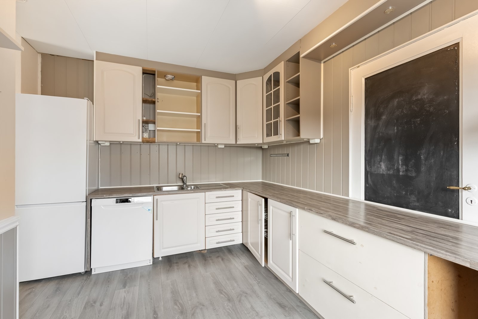 Innredningen har over- og underskap, og det er opplegg for frittstående hvitevarer som oppvaskmaskin, kjøleskap og komfyr. Galleribilde