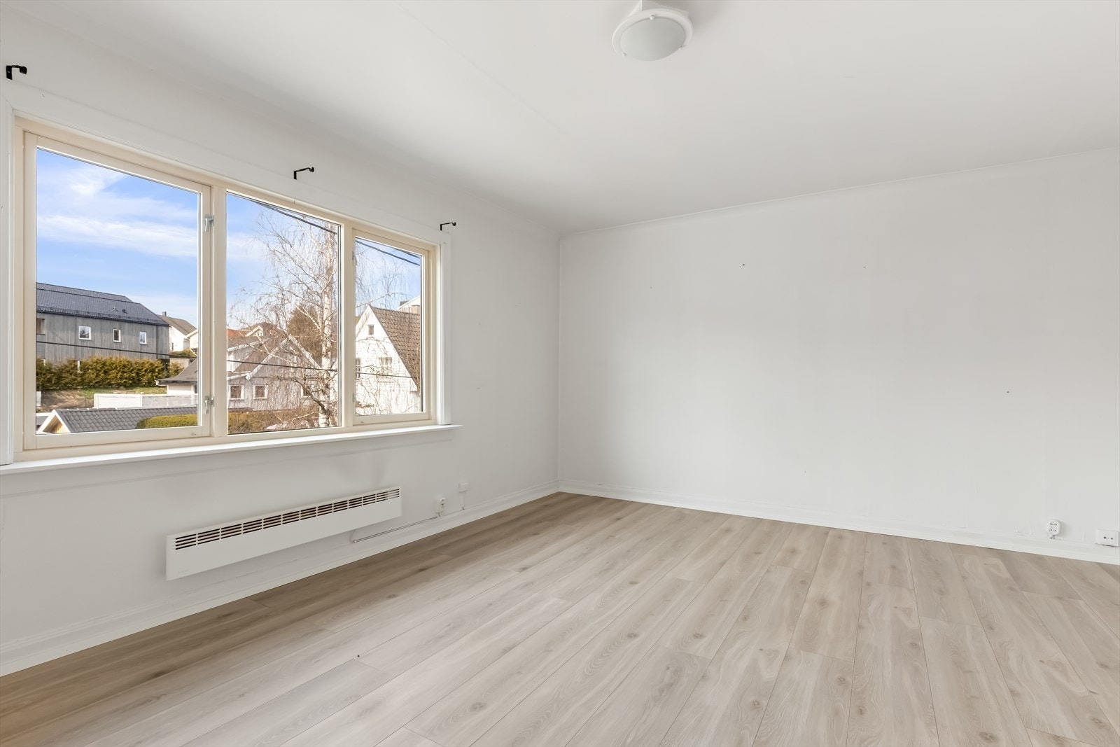 Store vindusflater gir godt med naturlig lys til oppholdsrommene. Galleribilde