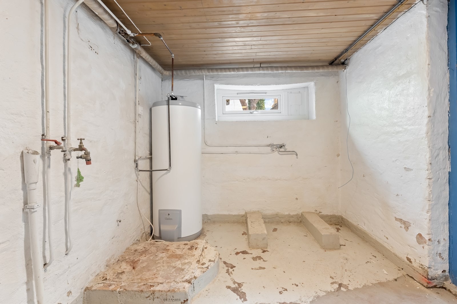 I kjelleren er boligens felles varmtvannsbereder plassert. Berederen er fra 2022 og på 300 liter. Galleribilde