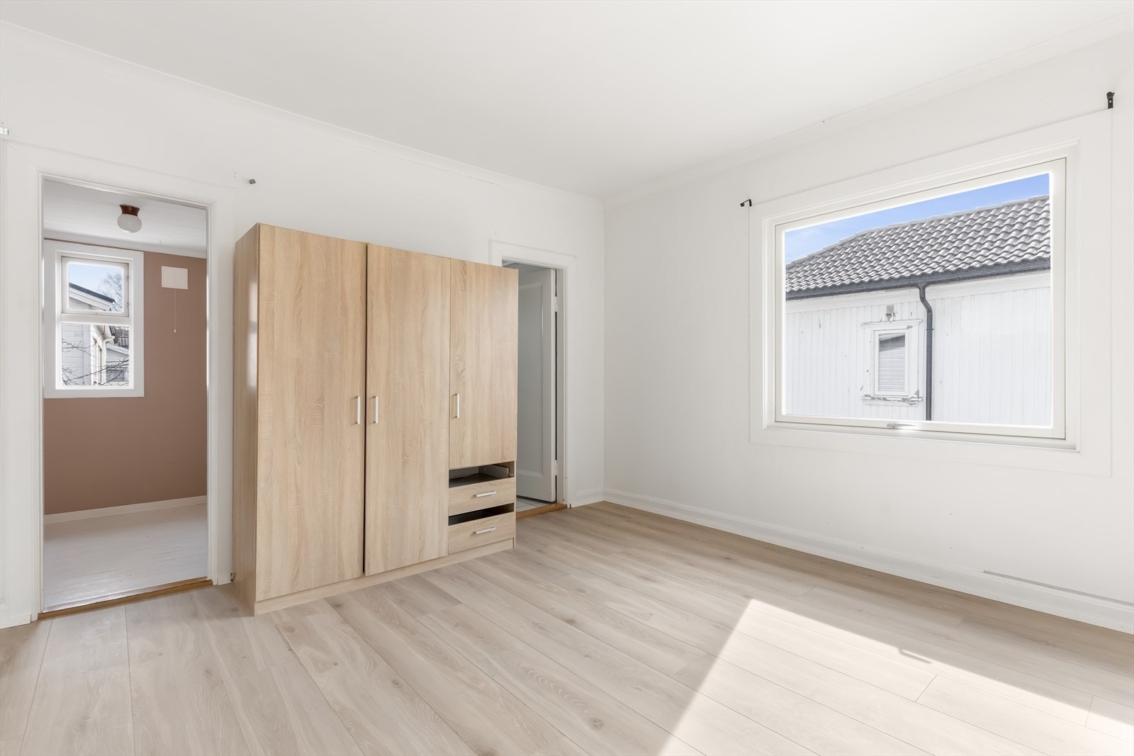 Hovedsoverommet har god plass til dobbeltseng og garderobeløsning. Galleribilde