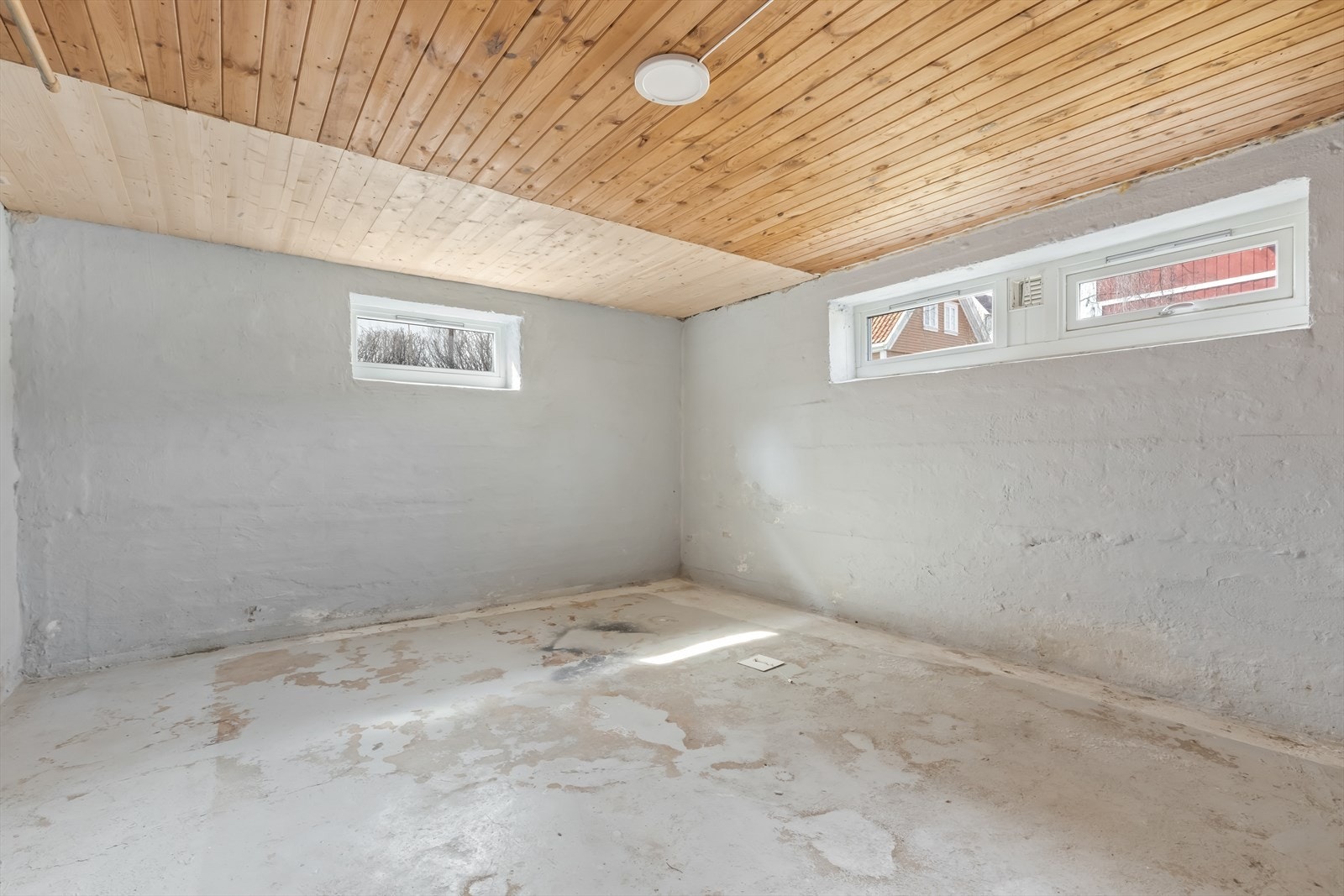 I kjelleren disponerer seksjonen flere uinnredede rom for lagring. Takhøyden her er målt til mellom 2,01 og 2,12 meter. Galleribilde