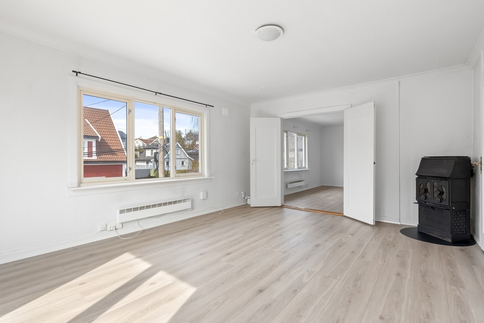 Gjennomgående laminatgulv i oppholdsrommene og slettmalte vegger gir et helhetlig inntrykk. Galleribilde