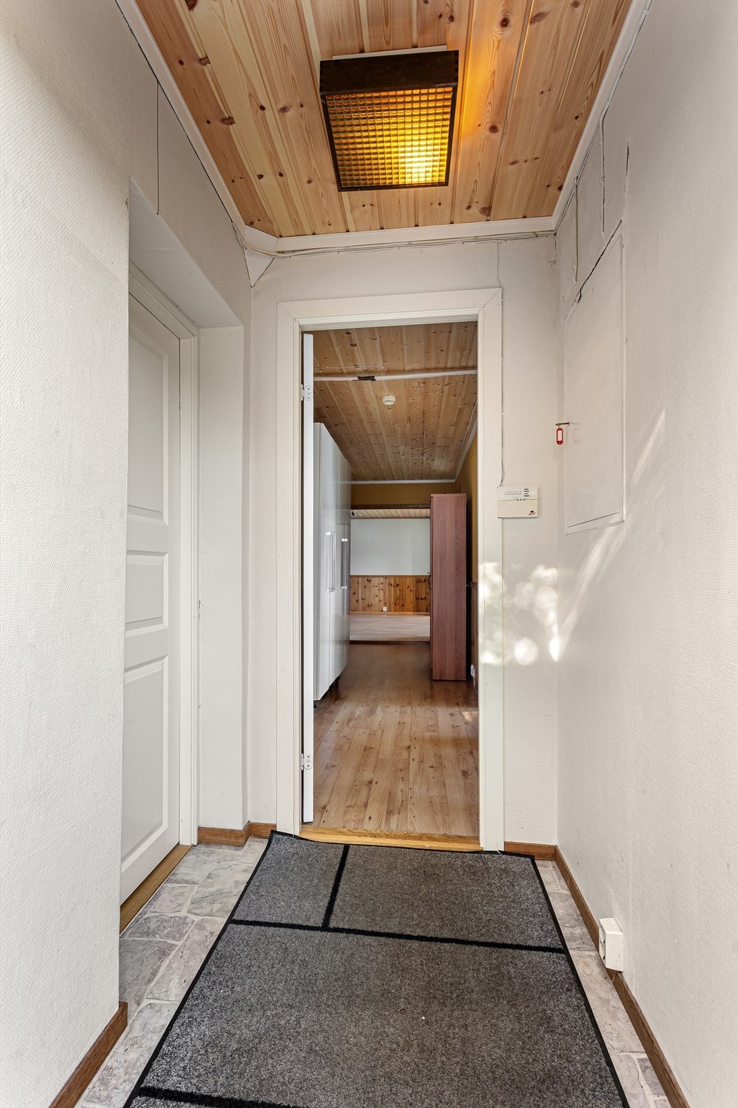 Det er en egen inngang til underetasjen, i tillegg til den innvendige trappen. Galleribilde