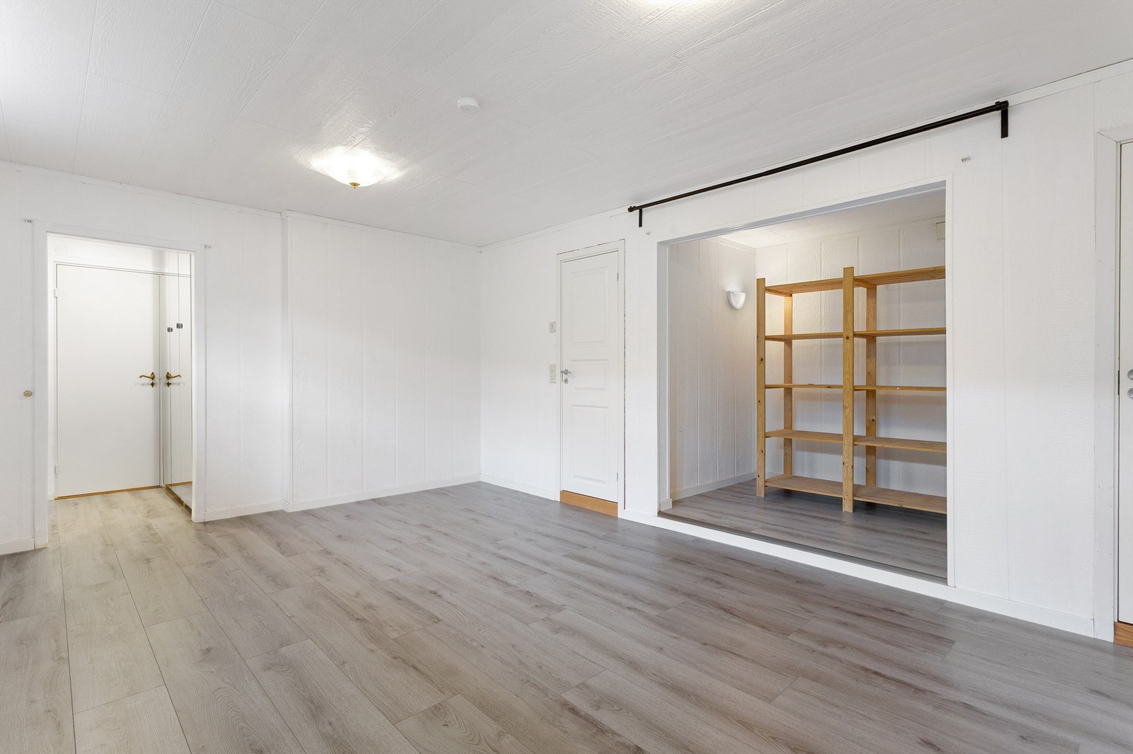 Gjenstående arbeid ifbm. etablering av sekundær boenhet er innsetting av kjøkken og diverse fasadeendringer. Galleribilde