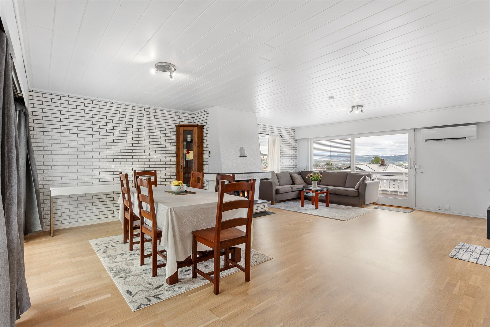 Stuen har parkett på gulvet og vegger med fasadetegl som en dekorativ detalj. Galleribilde