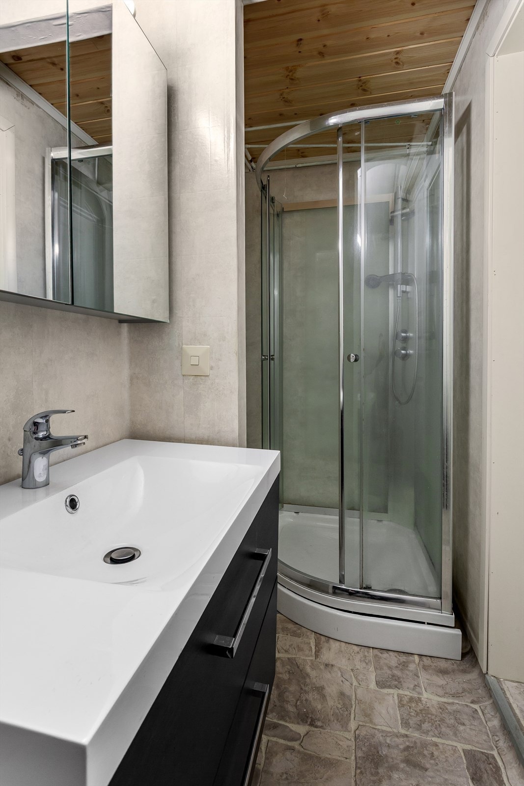 Badet er utstyrt med dusjkabinett. Galleribilde