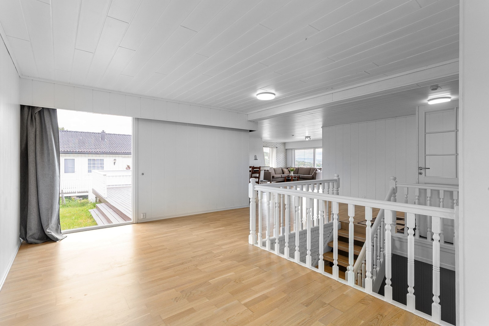 Fra hallen i første etasje er det trapp ned til underetasjen. Galleribilde