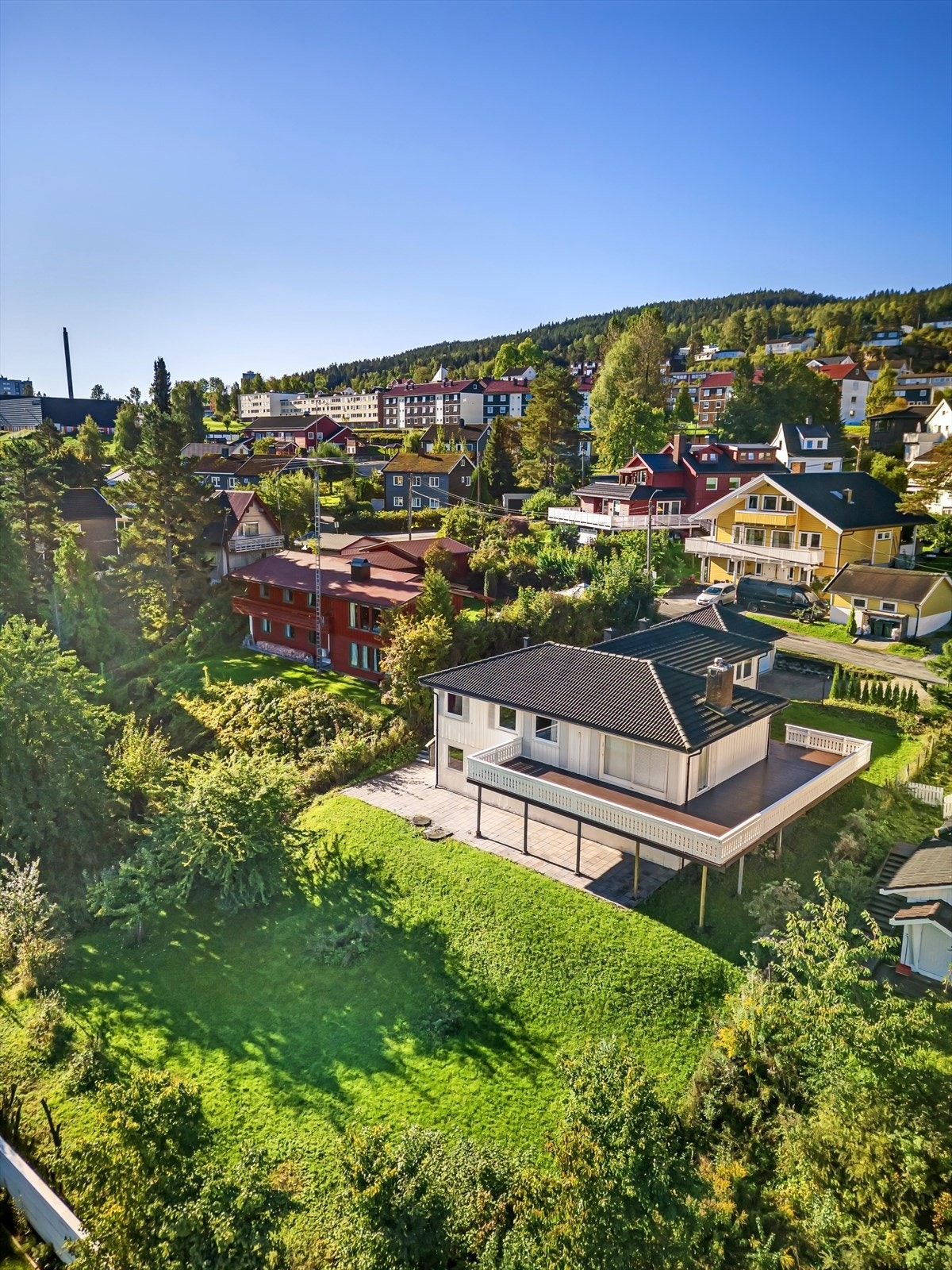 Det er kort gangavstand til flere skoler og barnehager, blant annet Fjell skole og Skattekisten barnehage. Galleribilde