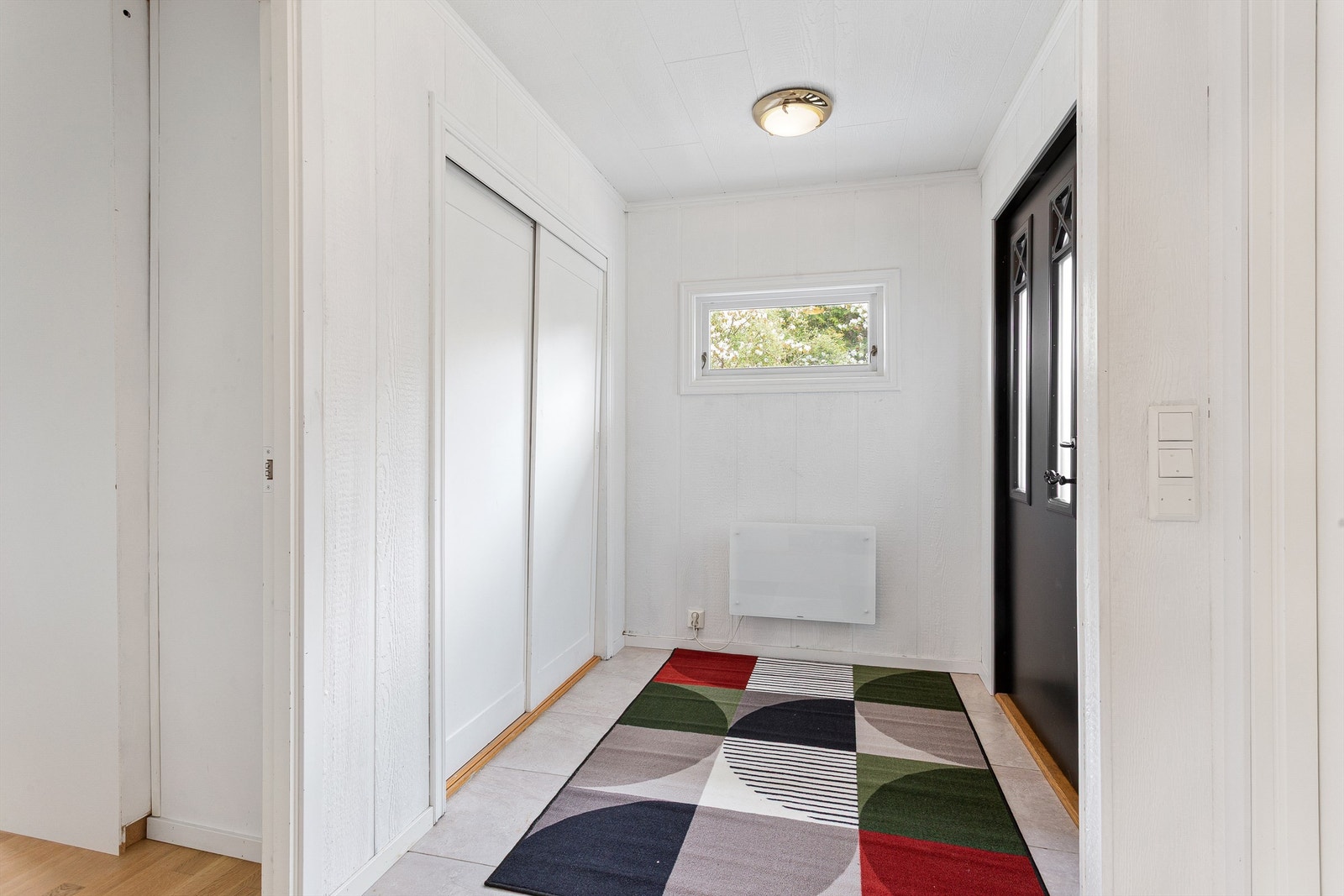 Entré med plass til oppbevaring av yttertøy og sko. Galleribilde