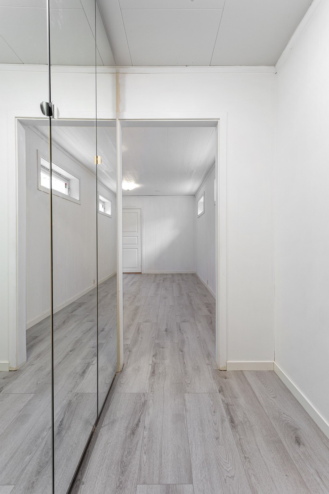 Påbegynt sekundær boenhet (hybel) - Gang med skyvedørsgarderobe som gir gode lagringsmuligheter. Galleribilde