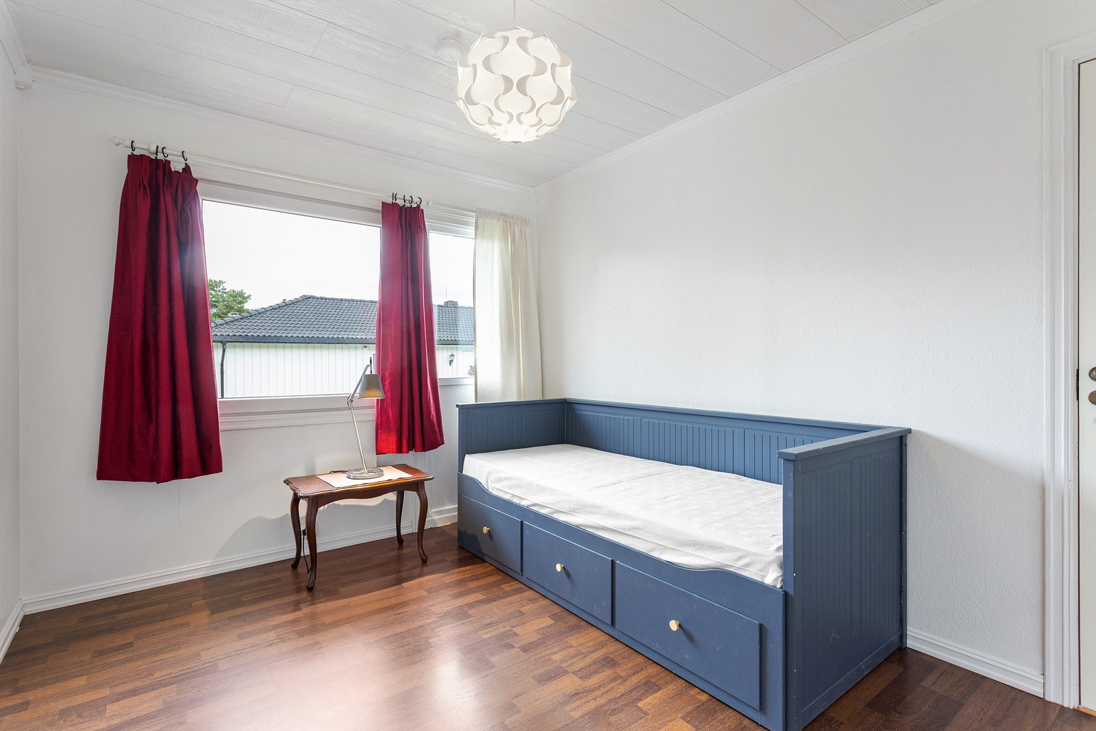 Soverom med laminatgulv og malte flater. Galleribilde