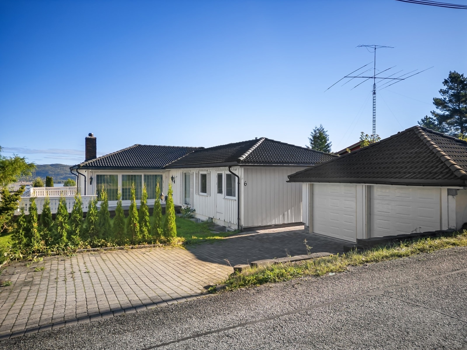 Frittstående garasje på ca. 30 m² med to nye, elektriske leddporter og innlagt strøm. Opprinnelig byggemeldt som carport. Galleribilde