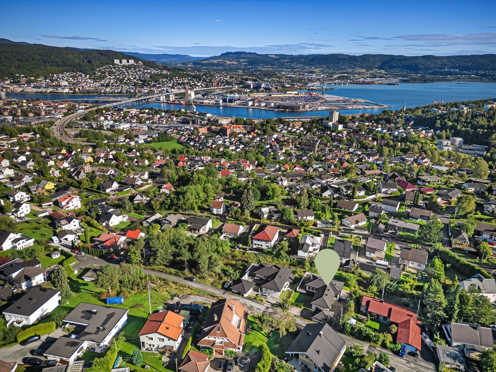 Eiendommen ligger høyt og fritt til i en blindvei med lite trafikk, i et etablert boligområde med nærhet til marka.
Foto: Ole Thorgeir Solheim Thoresen Galleribilde