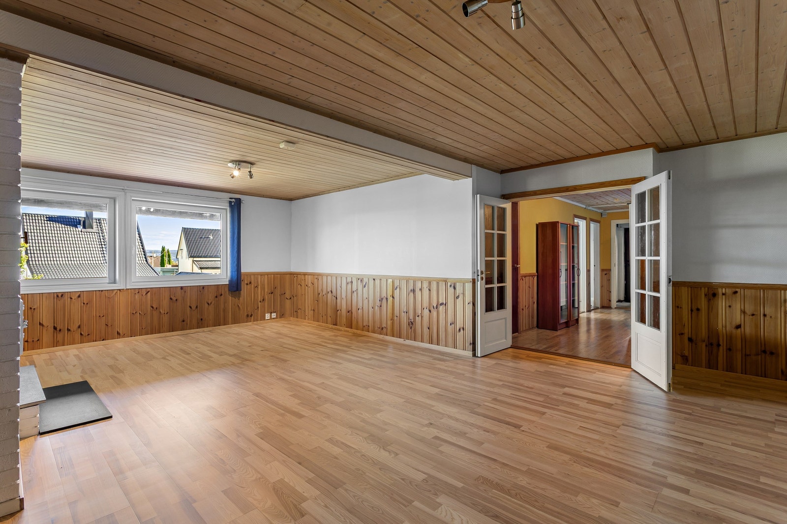 Peisstuen i underetasjen er et romslig, fleksibelt oppholdsrom. Galleribilde