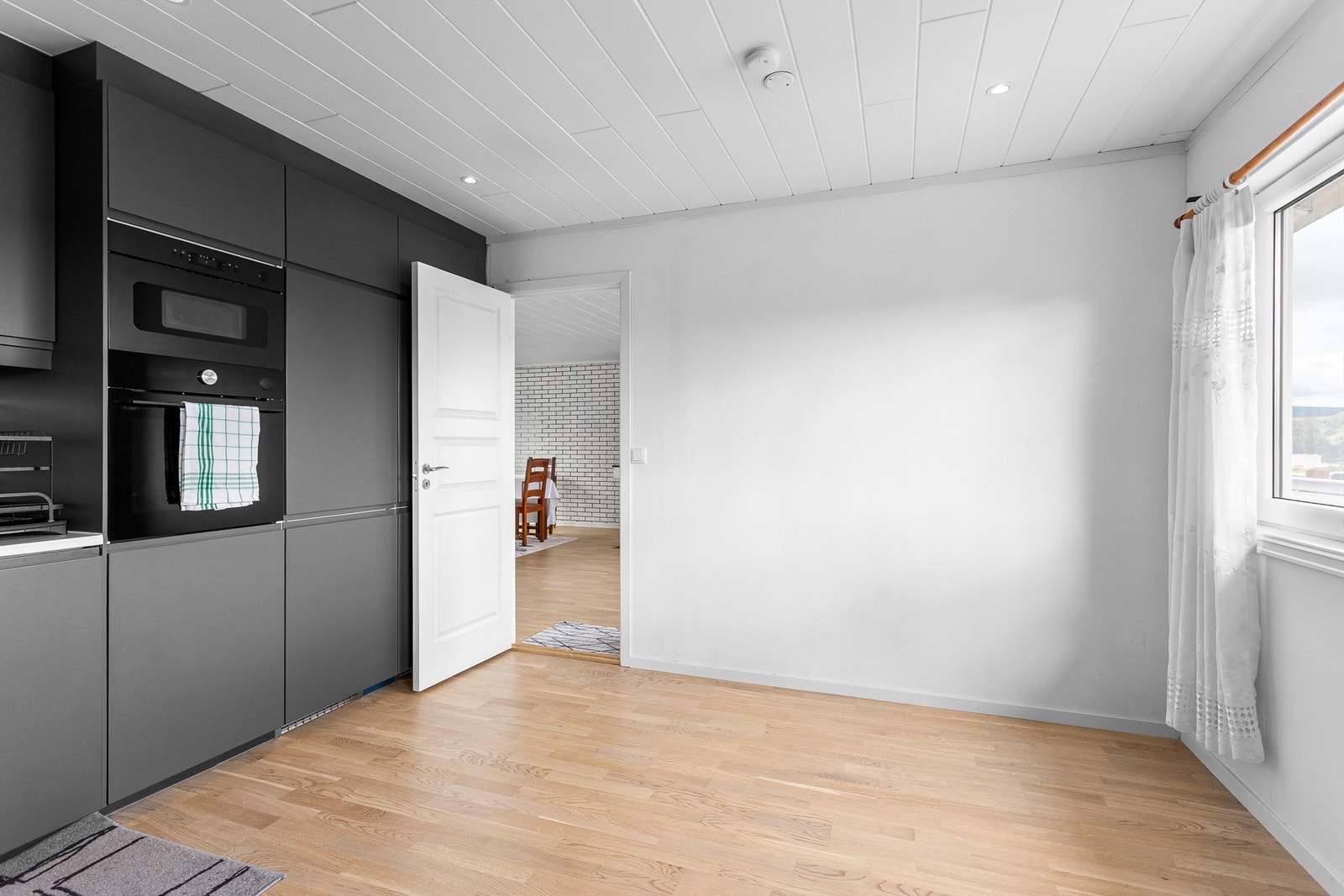 Mulighet for spiseplass ved vinduene. Galleribilde