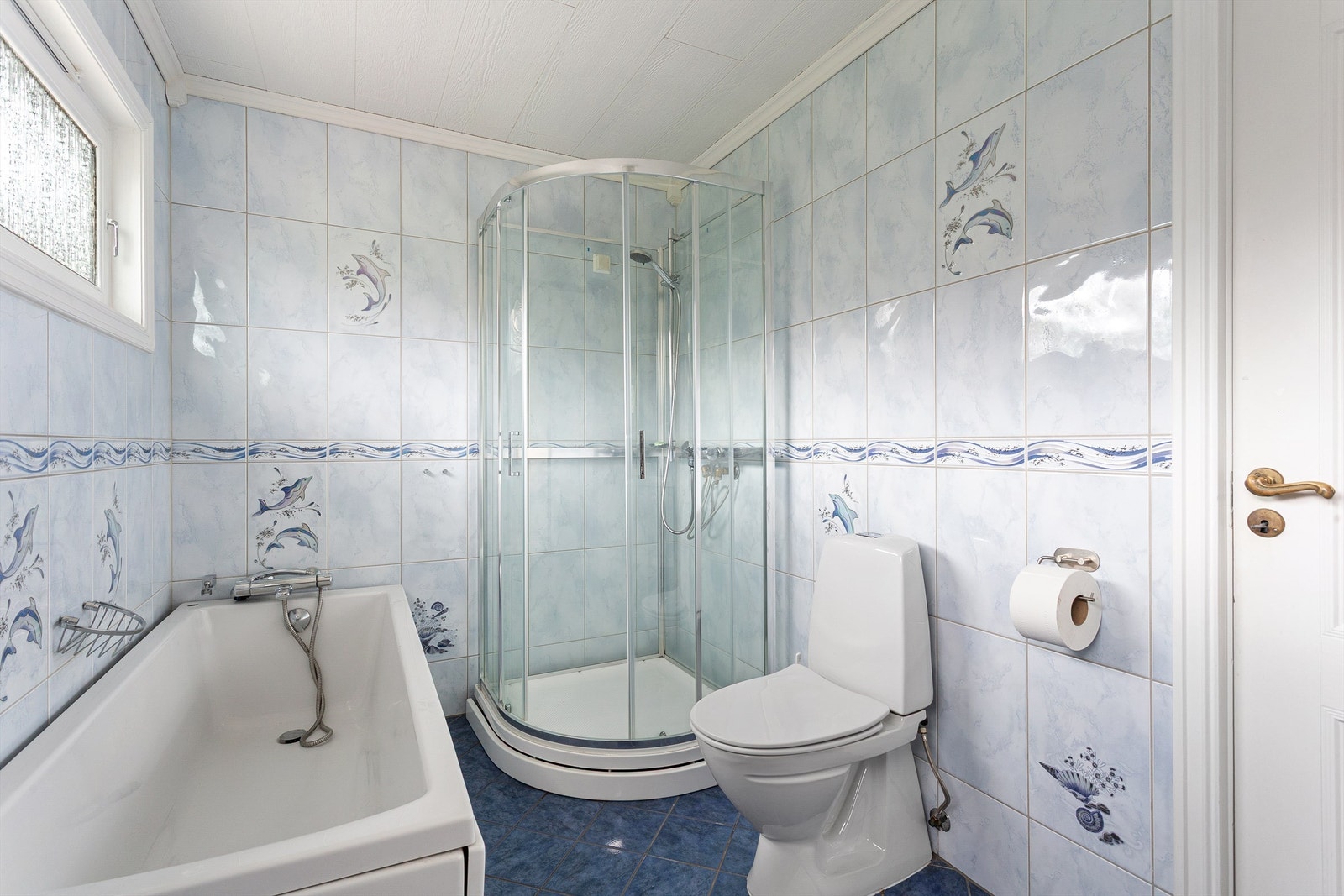 Badet er utstyrt med både dusjkabinett og badekar samt gulvstående toalett. Galleribilde