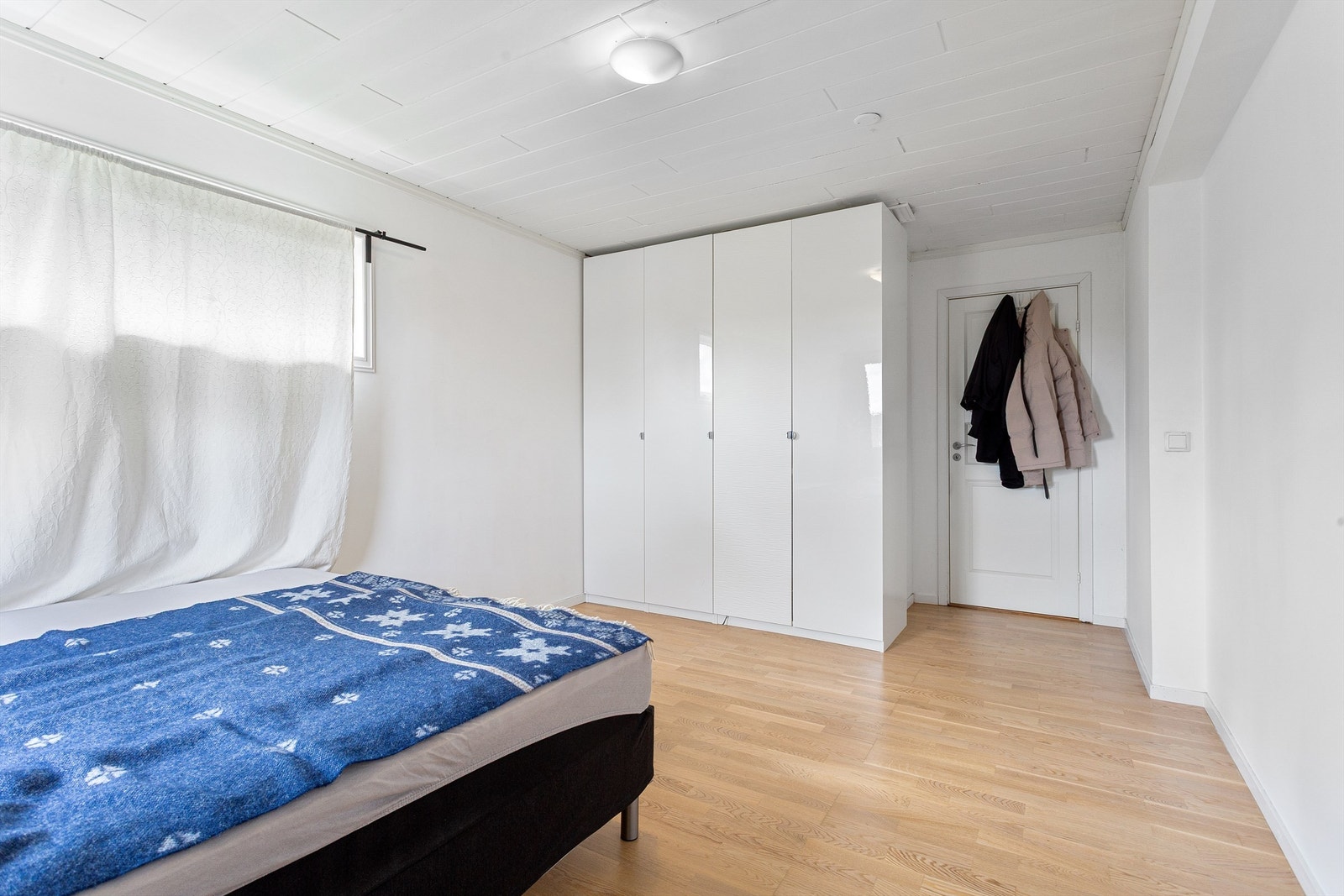 Hovedetasjen har tre soverom. Dette rommet har god plass til garderobeløsning. Galleribilde