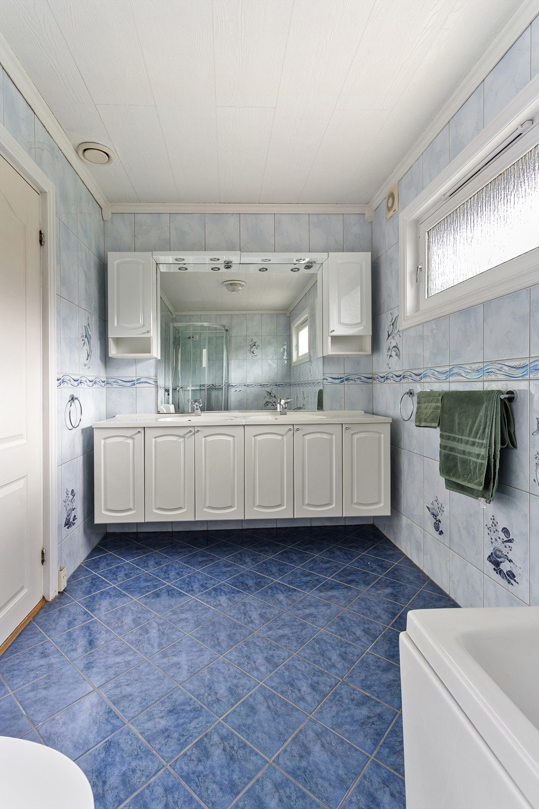 Badet i hovedetasjen er fra 2009 og har flislagt gulv med gulvvarme. Galleribilde