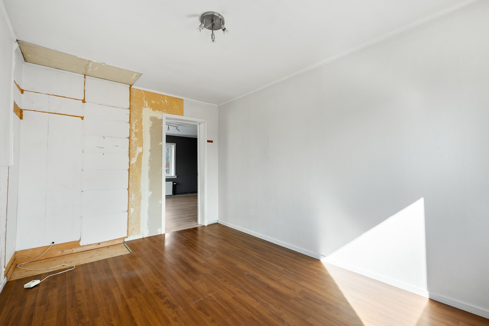 Overflatene i leiligheten er klare for fornyelse, slik at du kan sette ditt personlige preg. Galleribilde