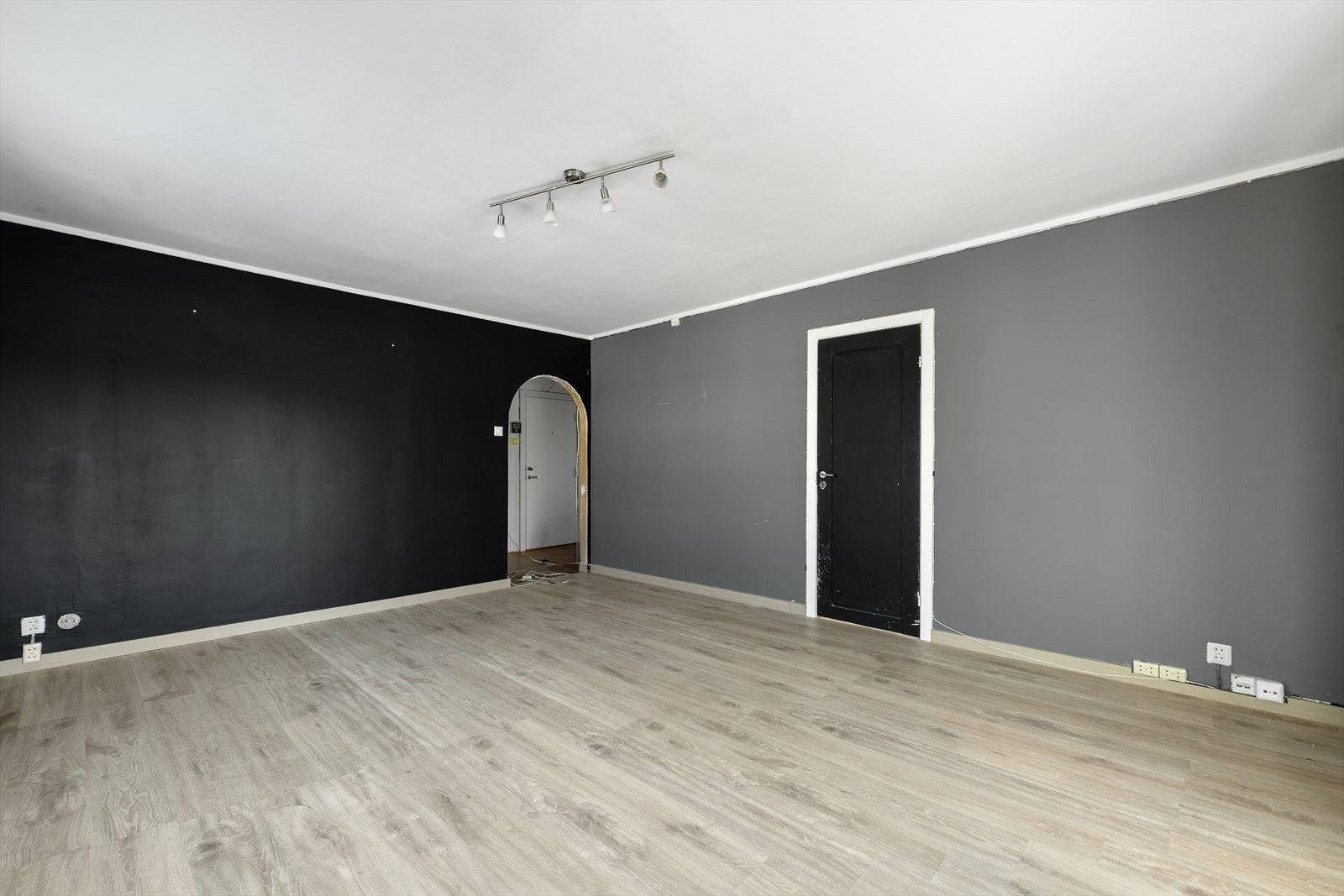 Stuen har plass til både sofagruppe og spisebord. Vinduene og balkongdøren er fra 2019. Galleribilde