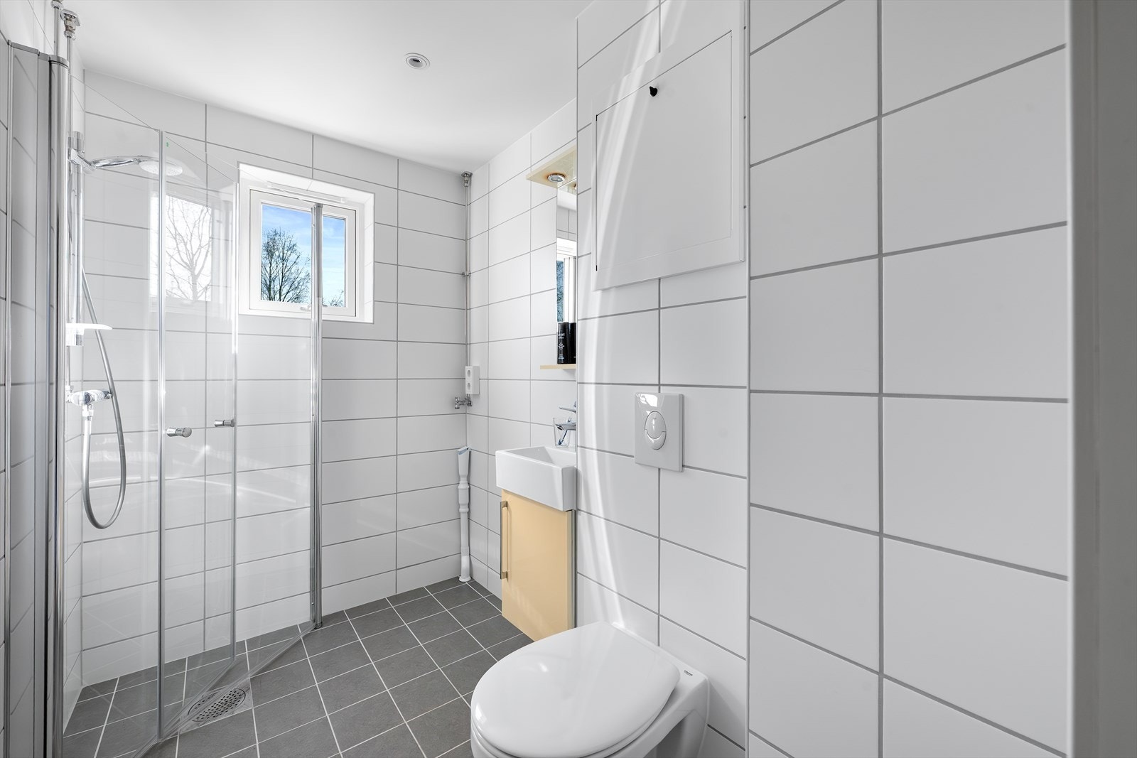 Badet er nylig rehabilitert i regi av borettslaget, med fliser, varmekabler og vegghengt toalett. Galleribilde