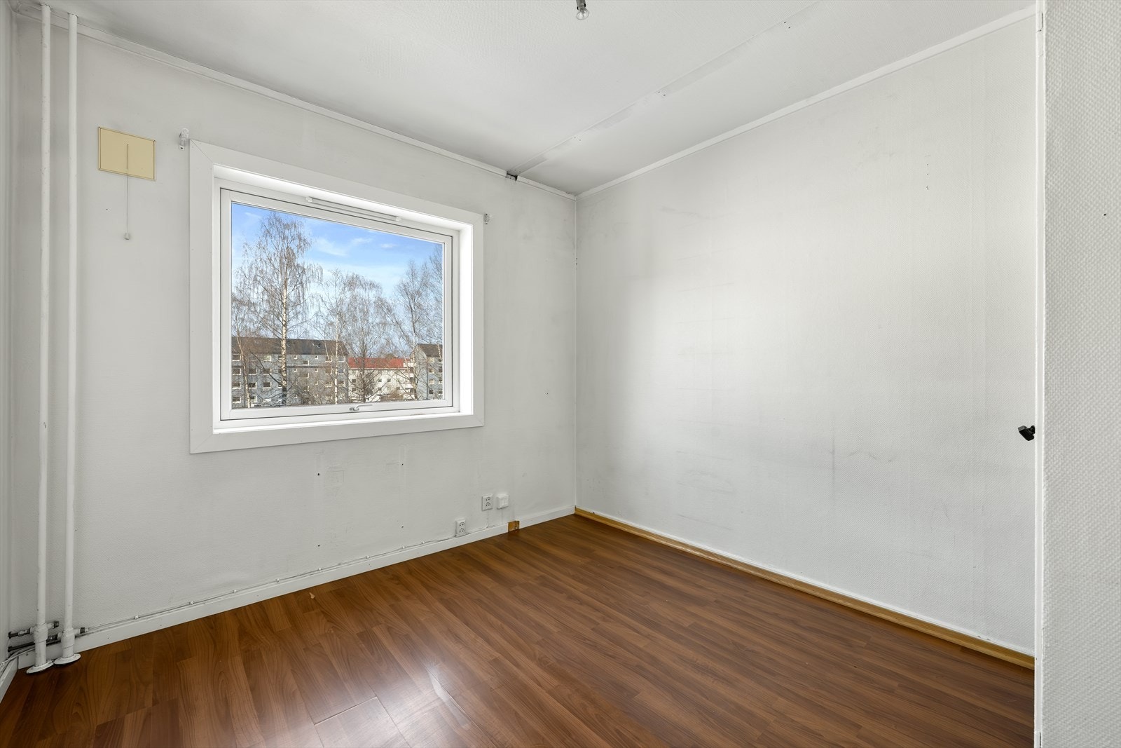 Leiligheten har to soverom. Dette rommet har plass til seng og garderobeløsning. Galleribilde
