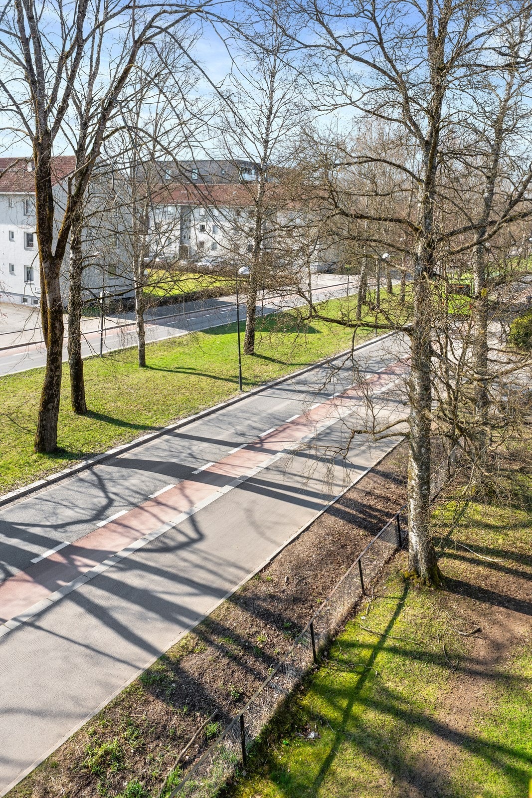 Eiendommen ligger i et etablert og sentrumsnært boligområde i Lillestrøm. Galleribilde
