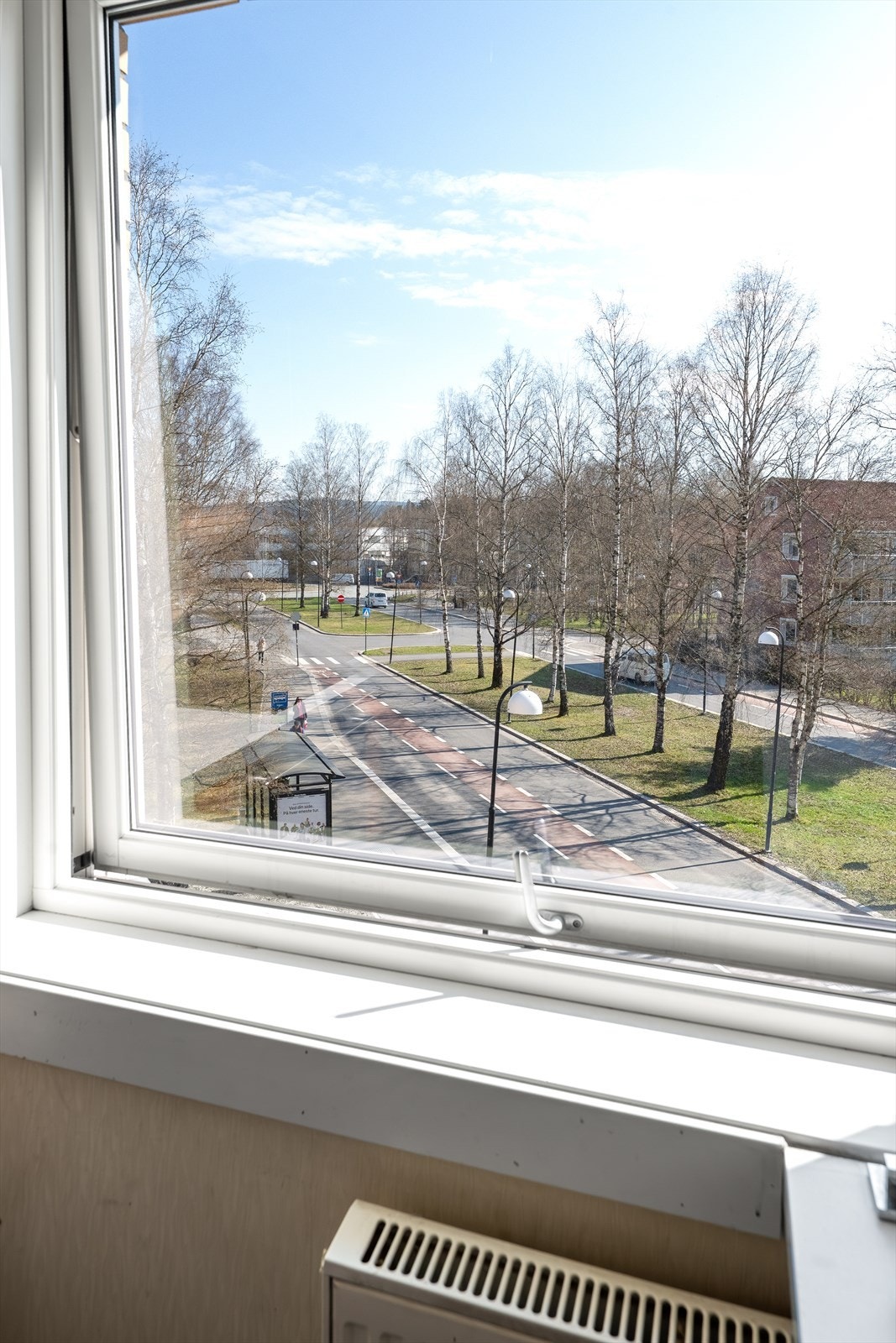 Fra leiligheten er det kun ett minutts gange til bussholdeplassen Åråsen, med gode forbindelser videre. Galleribilde