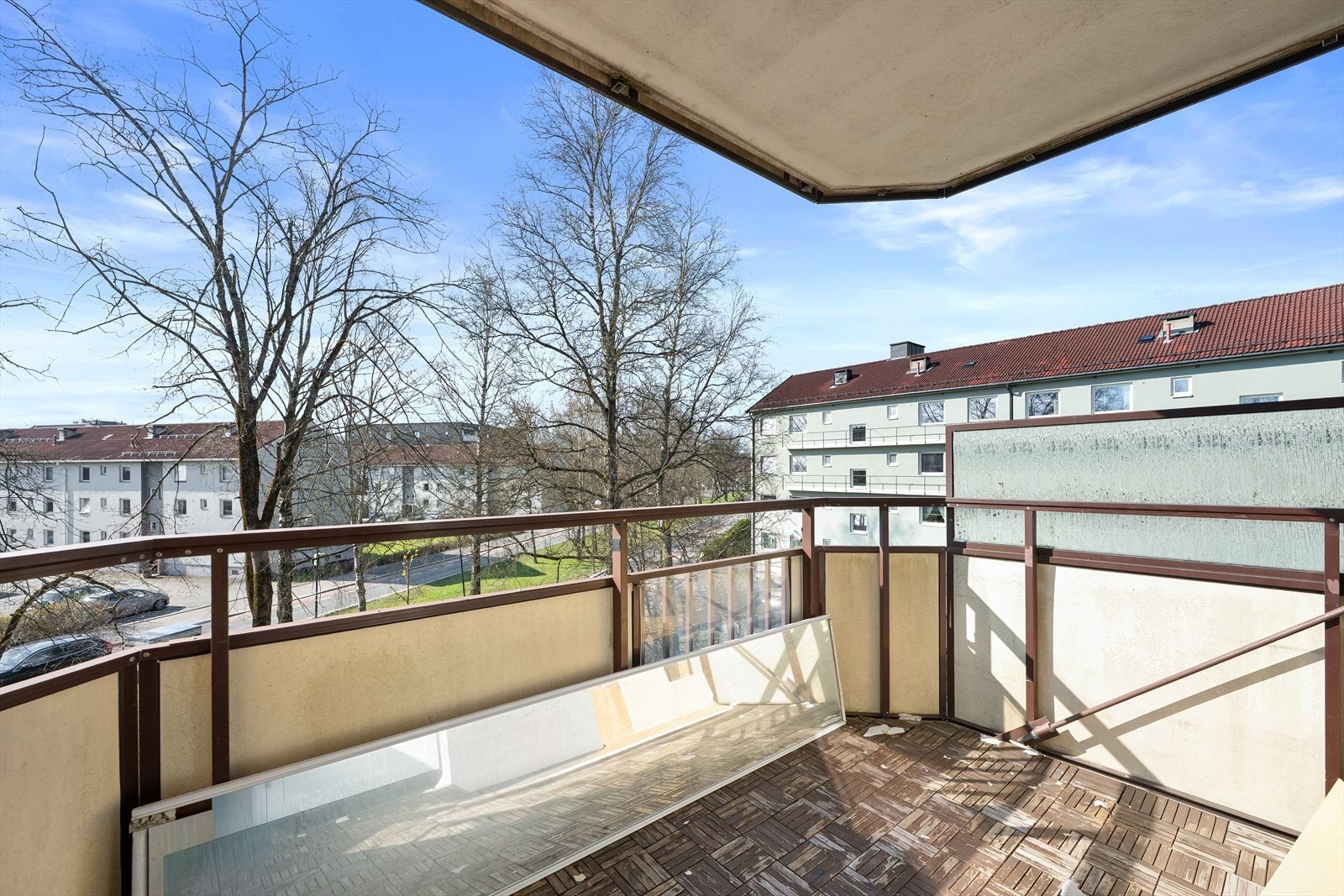 Leiligheten har en overbygd balkong med trefliser på dekket. Her er det plass til en sittegruppe. Galleribilde