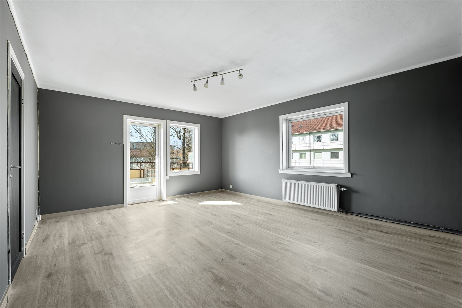 Lys og trivelig stue med utgang til balkong. Galleribilde