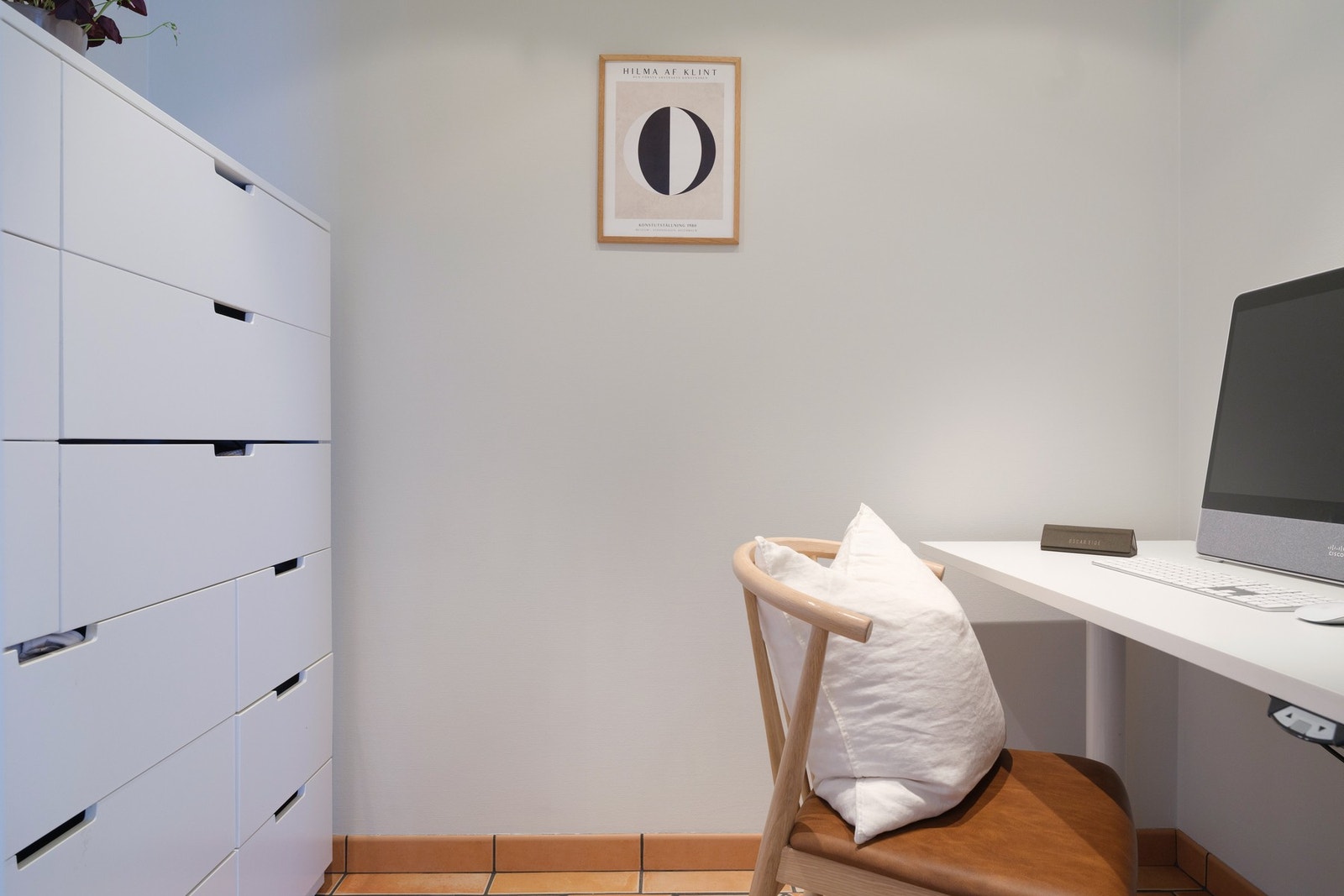 Rommet er perfekt for ekstra oppbevaringsplass eller hjemmekontor, alt etter behov. Galleribilde