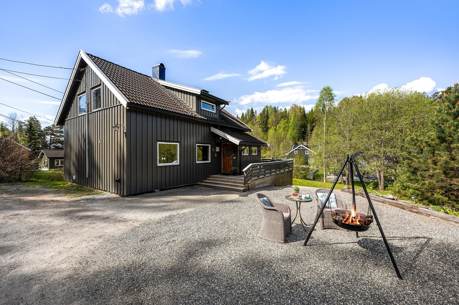 På gode sommerdager kan du rusle ned til Setten og bade helt til kvelden faller på. Når du er hjemme igjen så frister det kanskje å tilberede noe godt å spise på bålpanna? Galleribilde