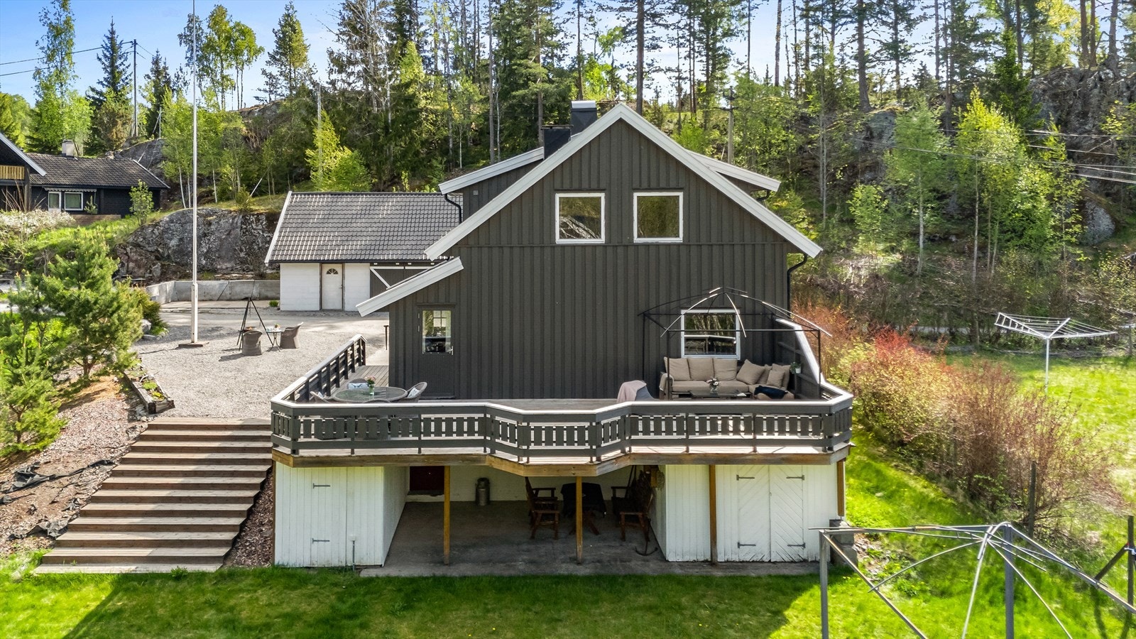 For store, sosiale sammenkomster har boligen en gjennomgående terrasse fra inngangspartiet til vestsiden av huset. Gulvet ble behandlet i 2025, og året før ble det satt opp en levegg på terrassen. Galleribilde