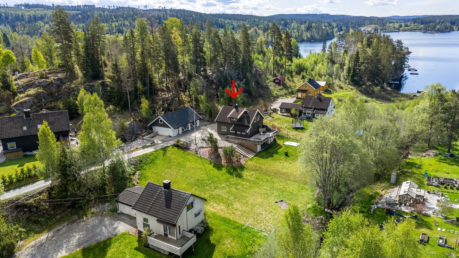 Tomten er på ca 2,7 mål, opparbeidet med store plenarealer og diverse beplantning. I hagen er det god plass til trampoline, ballspill og andre aktiviteter. Galleribilde