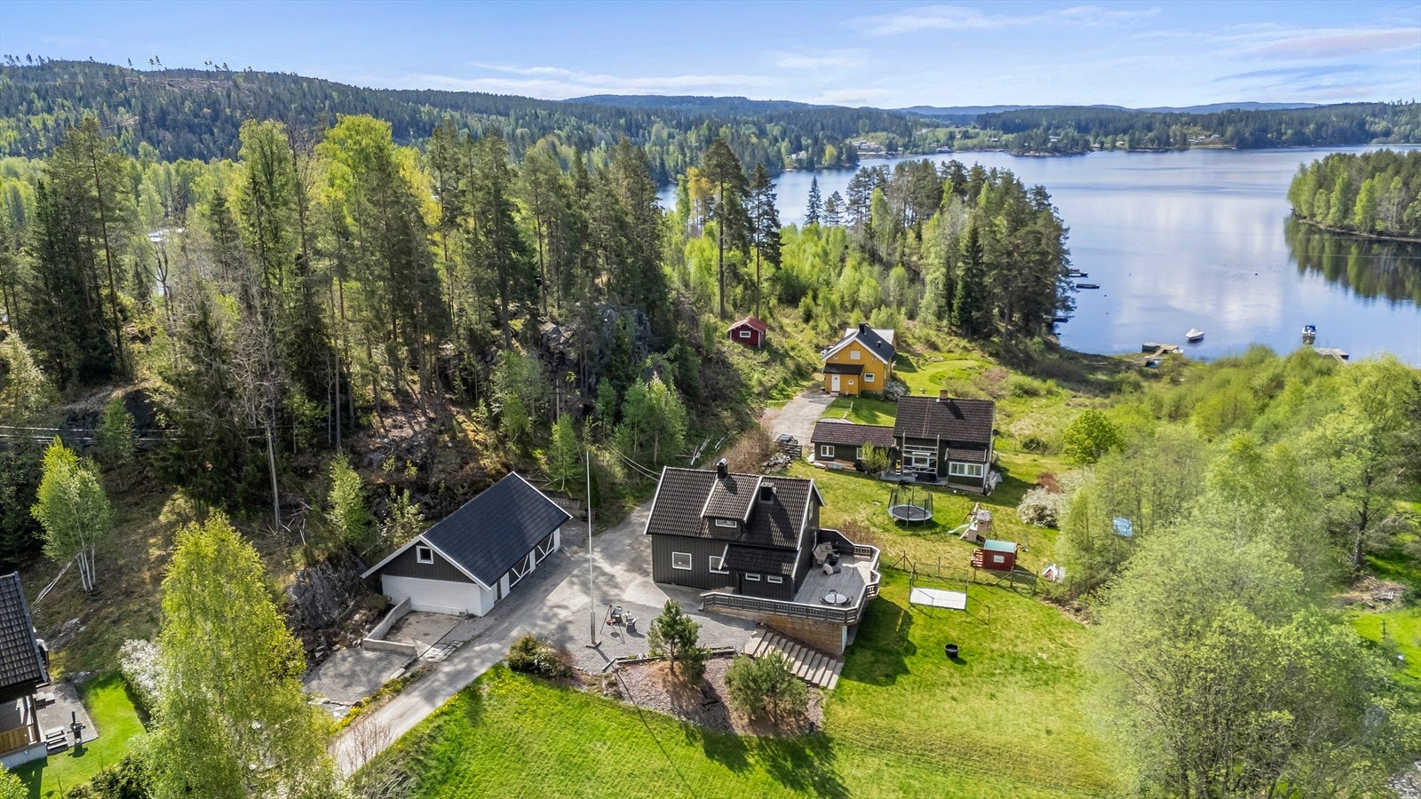 Setskog, eller Setskauen som bygda gjerne kalles lokalt, er et lite og særdeles idyllisk bygdesamfunn. Her lever man tett på naturen, med skog, åkre og vann som rammer inn hverdagen - og med et sterkt lokalt fellesskap som gir bygda sin helt særegne sjel. Galleribilde