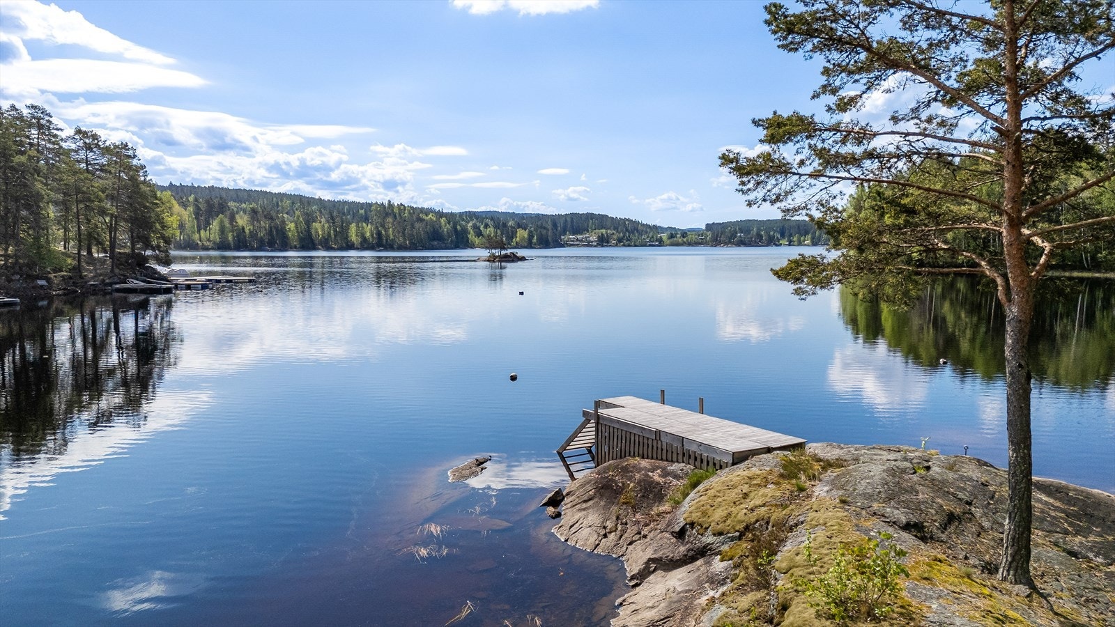 Setten er rik på både gjedde og abbor, og et naturlig samlingspunkt for bygdas innbyggere. Her er det vanlig å lære seg å fiske tidlig, og både sommer- og vinterstid brukes vannet aktivt - til bading, båtliv, skøyter og rekreasjon. Galleribilde