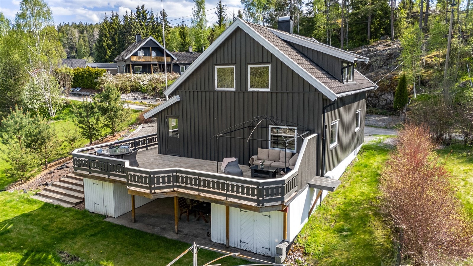 Beliggenheten oppleves tilbaketrukket, samtidig som det er kort vei til Setskog oppvekstsenter, Joker og Setskog IF med klubbhus, treningsrom og aktivitetspark Galleribilde