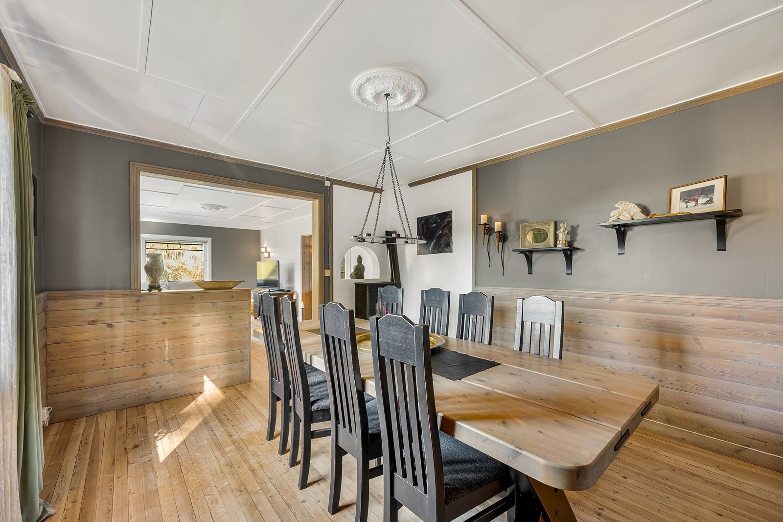 Den andre stuen passer utmerket som spisestue, og her samles familien for hyggelige måltider rundt et langbord. Galleribilde